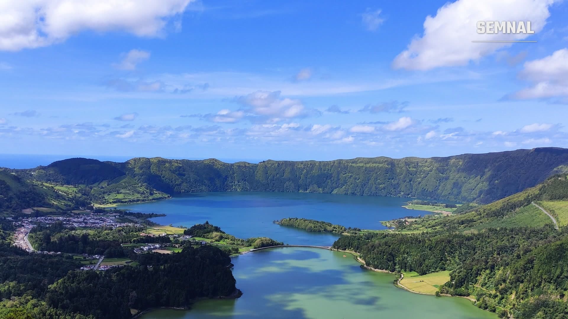 Vedere aeriană a lacurilor gemene Lagoa Azul și Lagoa Verde din craterul Sete Cidades, pe insula São Miguel, Azore