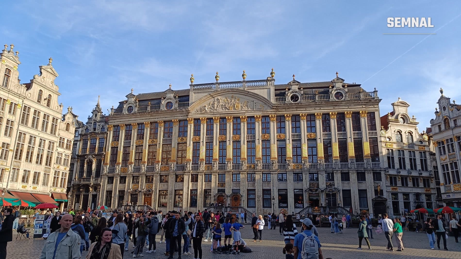 Fațadele aurite din Grand-Place, Bruxelles, în lumina după-amiezii