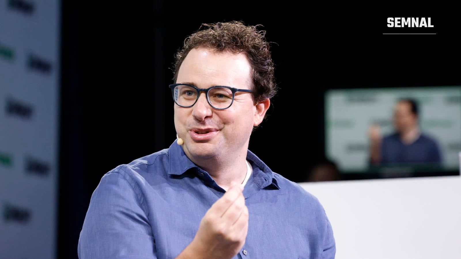 Dario Amodei, directorul general al Anthropic, vorbind pe scenă la conferința TechCrunch Disrupt din 2023