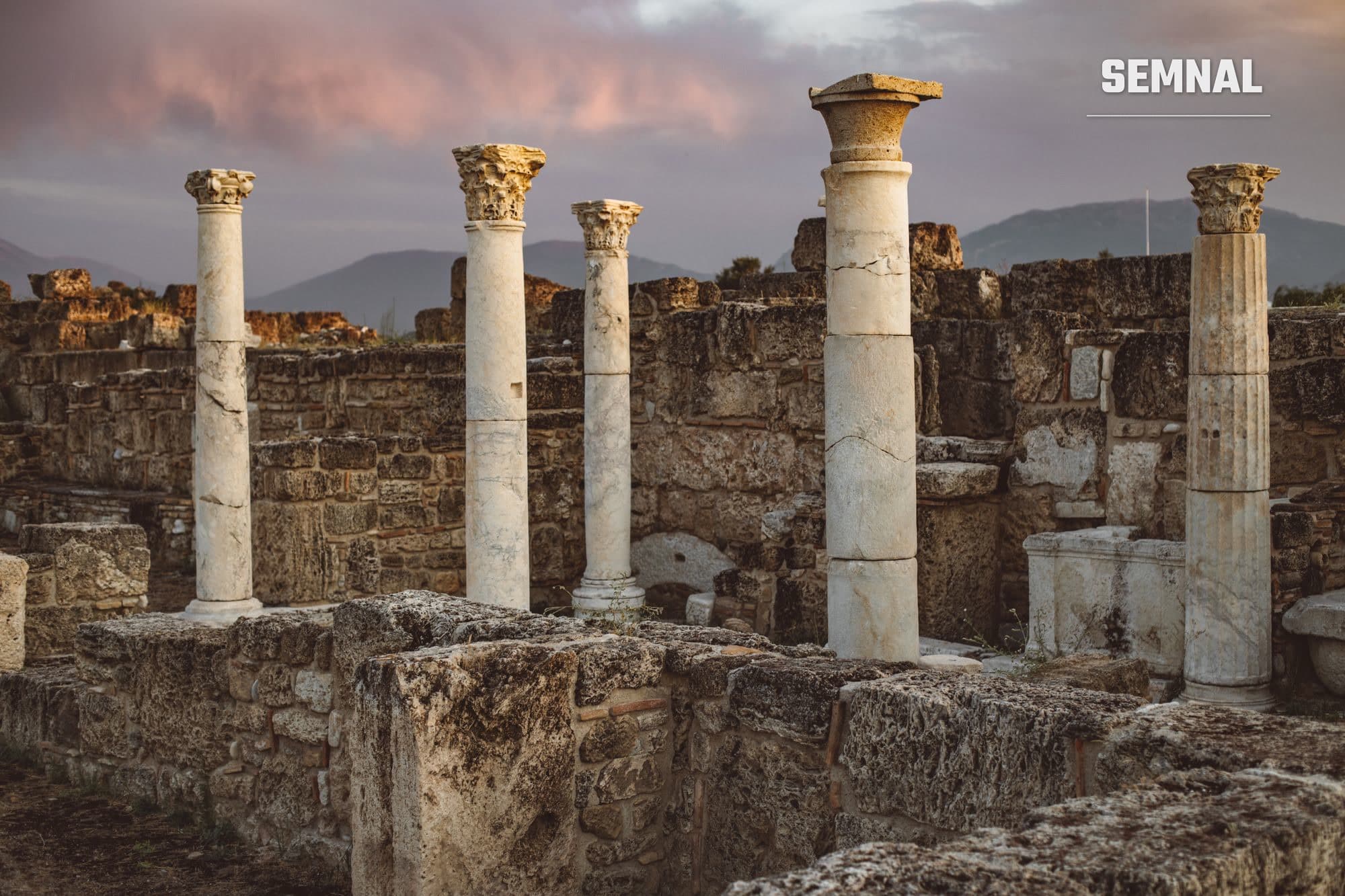Ruine antice cu coloane de piatră. Imagine cu caracter ilustrativ, fără legătură directă cu situl de la Sarmizegetusa.