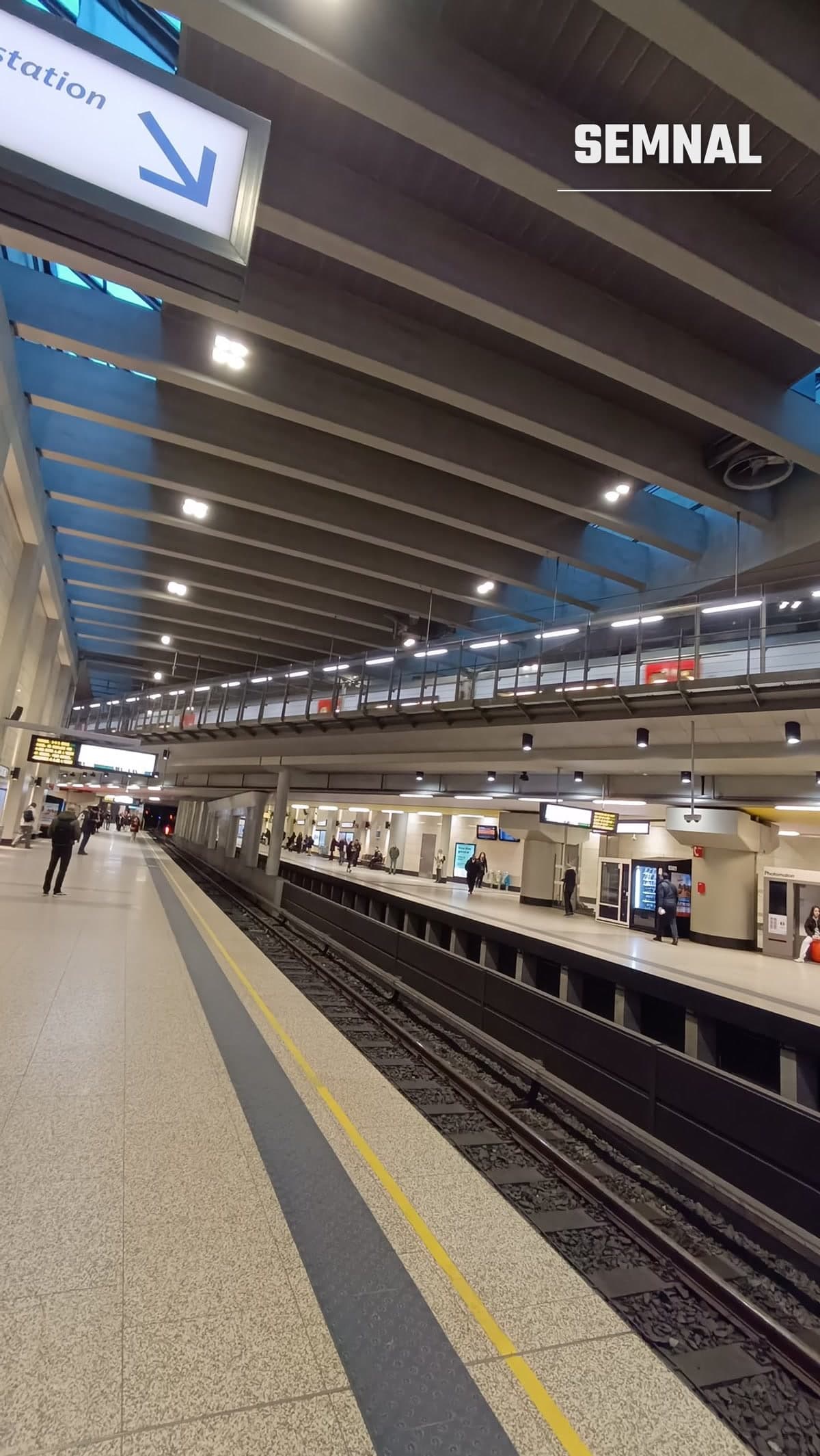 Peron de metrou modern în Bruxelles, cu tren oprit la linie