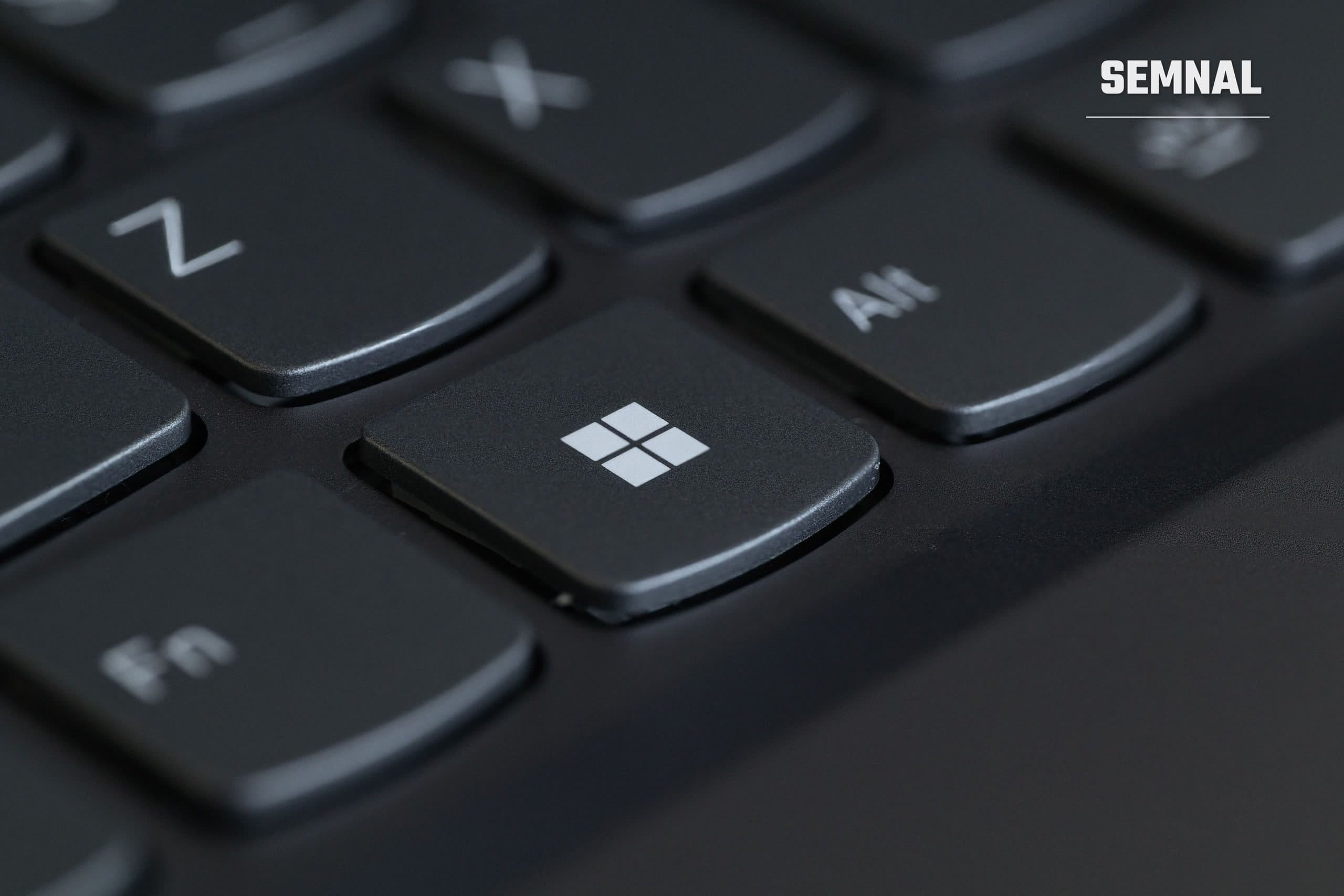 Tastatură neagră de laptop văzută de aproape, cu tasta Windows vizibilă printre celelalte taste