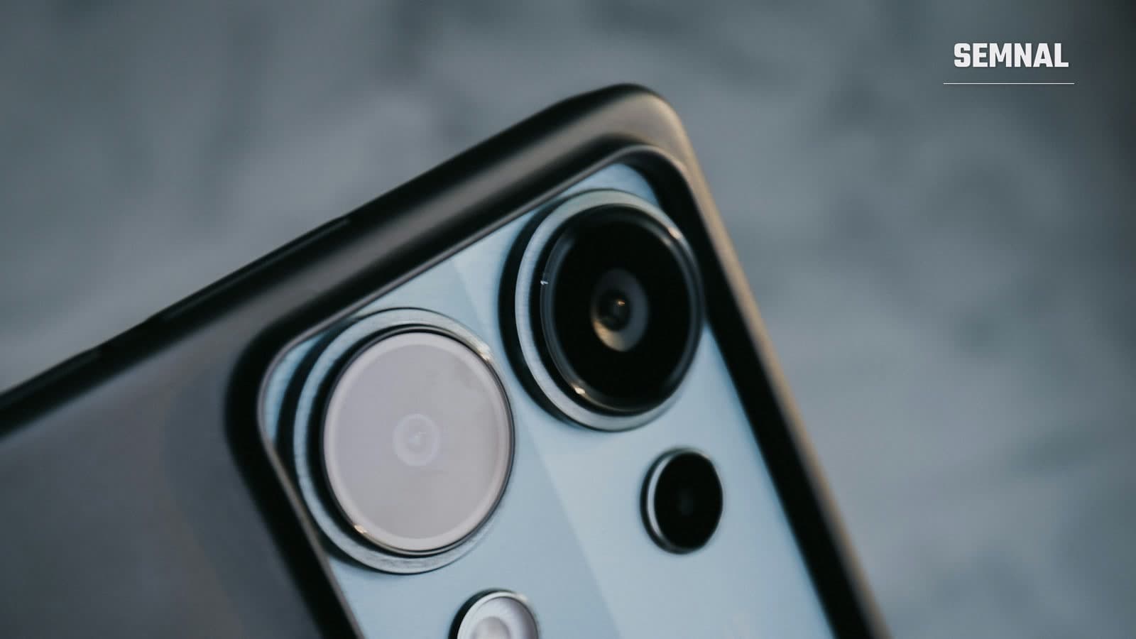 Prim-plan cu modulul de cameră al unui smartphone, cu mai multe lentile vizibile în detaliu macro