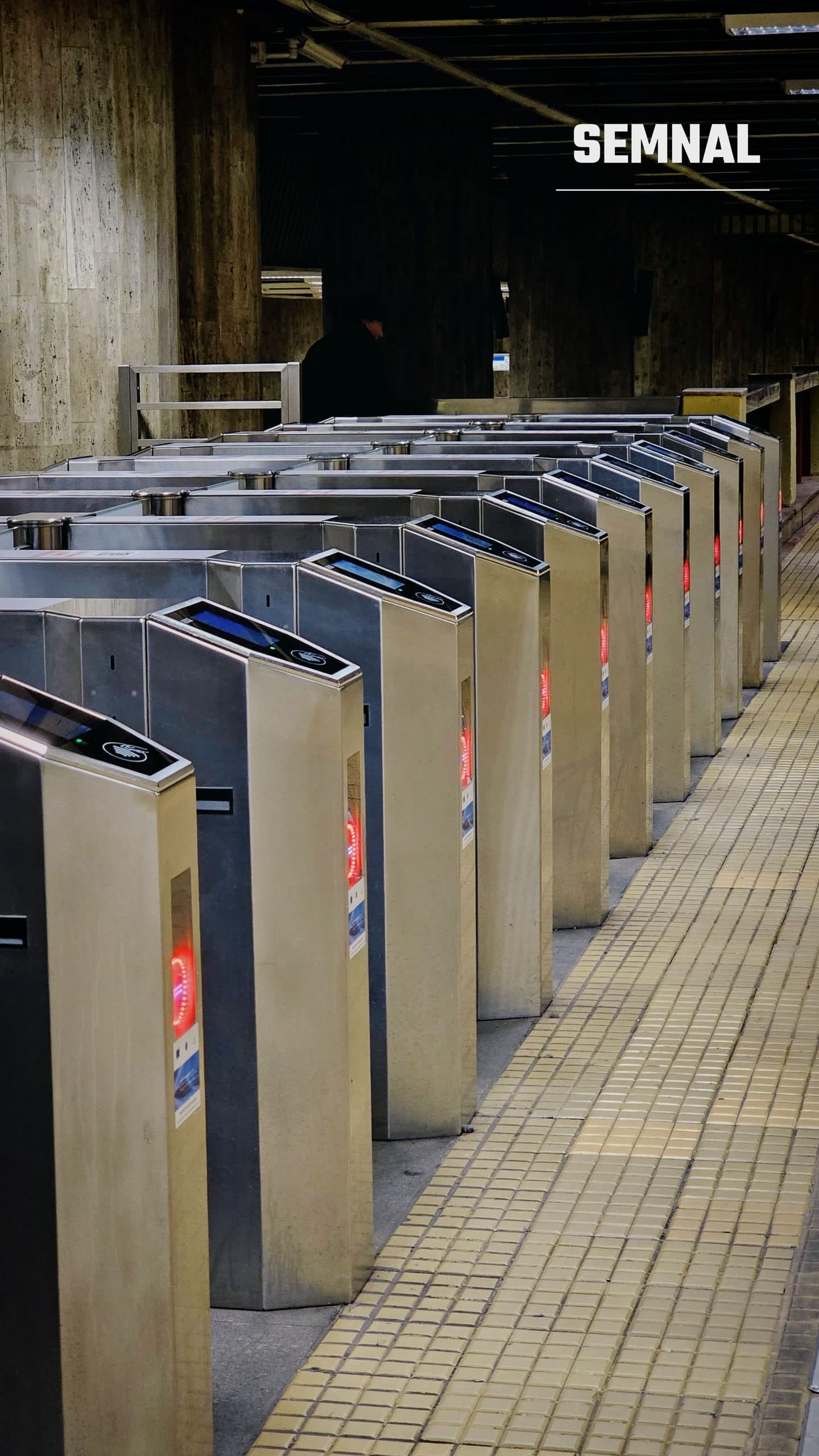 Turnicheți moderni la o stație de metrou din București – imagine ilustrativă (Pexels / liza sigareva)