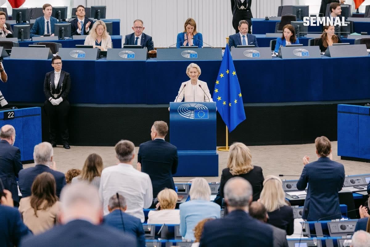 Ursula von der Leyen vorbind la tribuna Parlamentului European din Strasbourg în timpul discursului privind starea Uniunii 2026