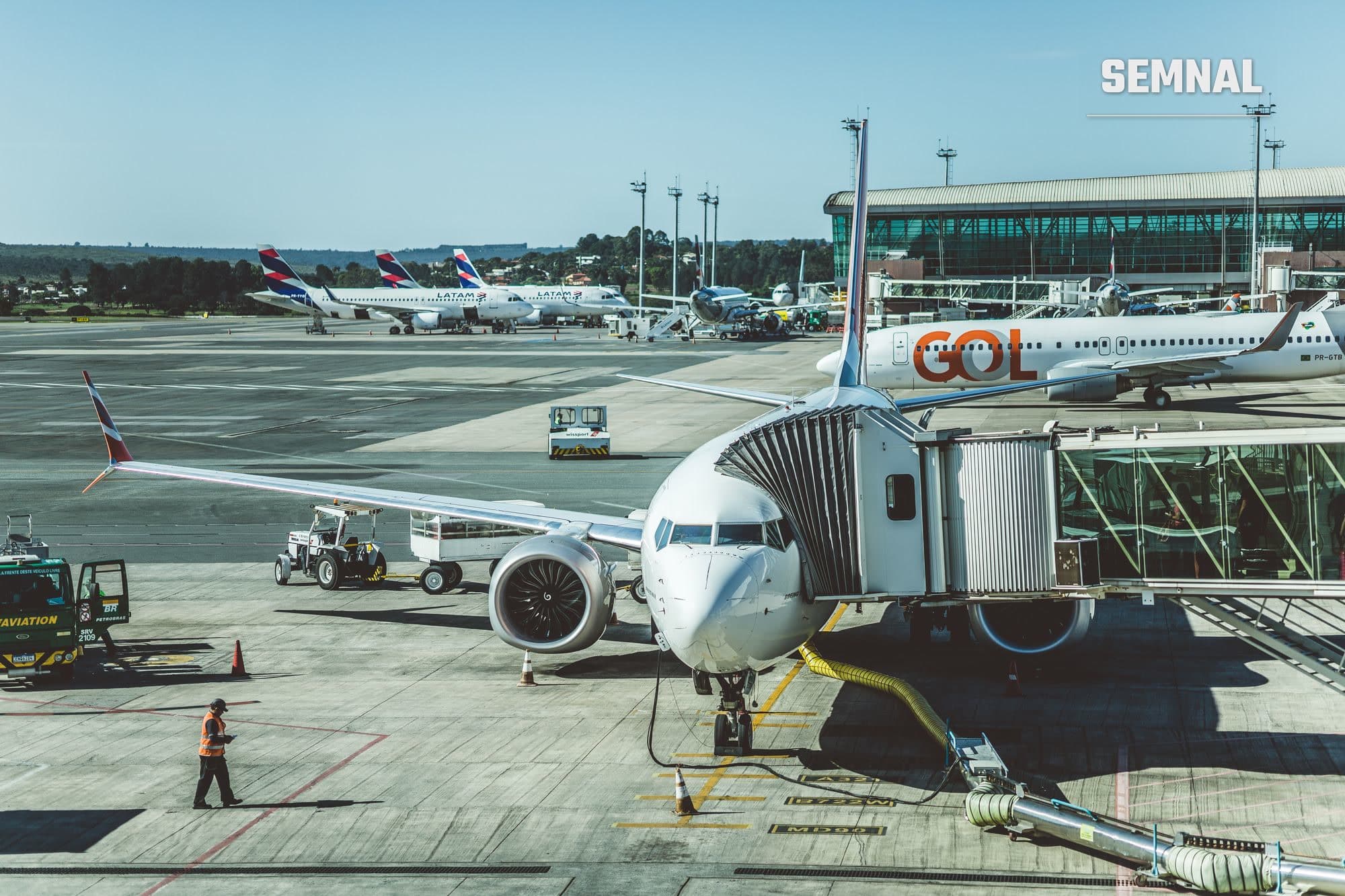 Imagine ilustrativă cu avioane parcate la terminalul unui aeroport
