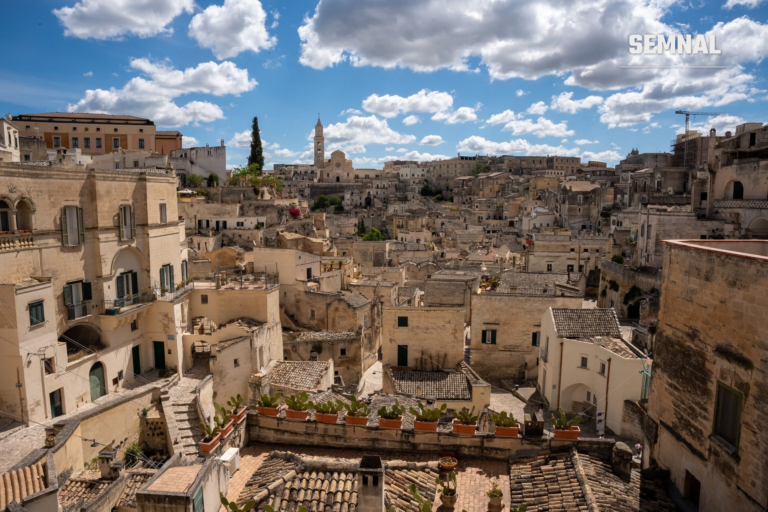 Acoperișuri de piatră și case săpate în stâncă în cartierul Sassi din Matera, Italia, fotografiate ziua