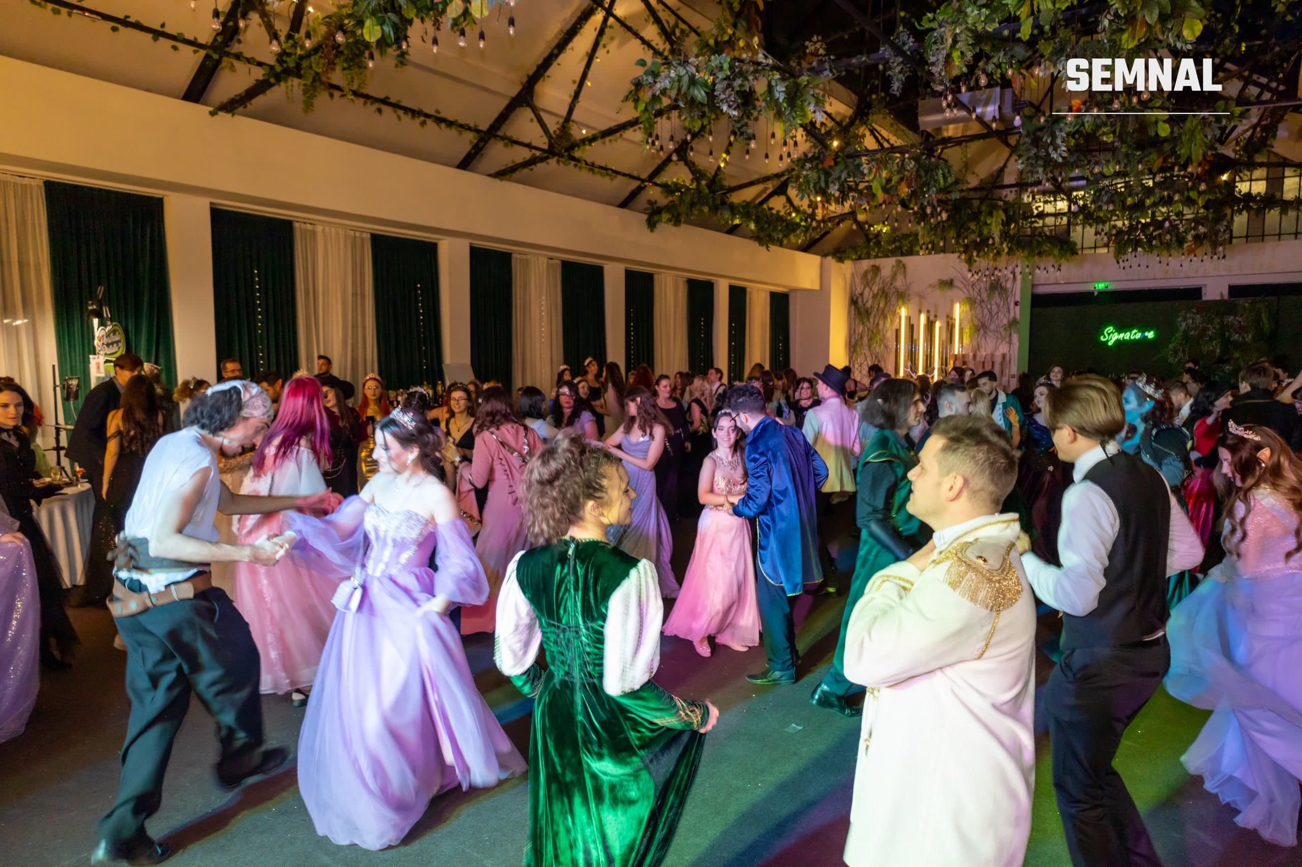 Invitați costumați dansează la balul fantasy organizat de Hexbound Events în Palatul Bragadiru din București