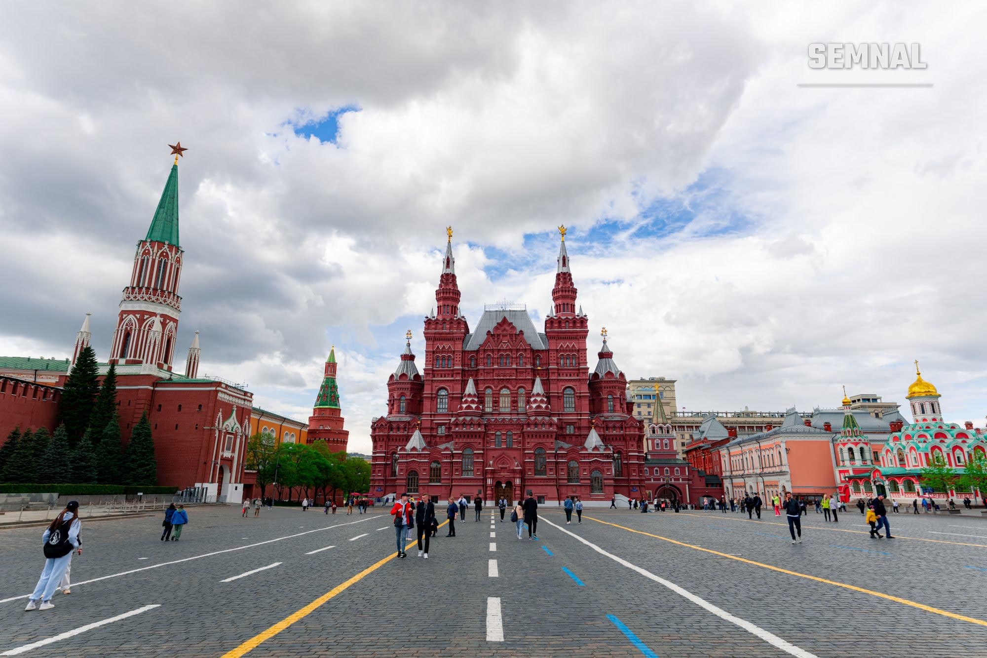 Piața Roșie din Moscova, cu Kremlinul și Catedrala Sfântul Vasile în fundal