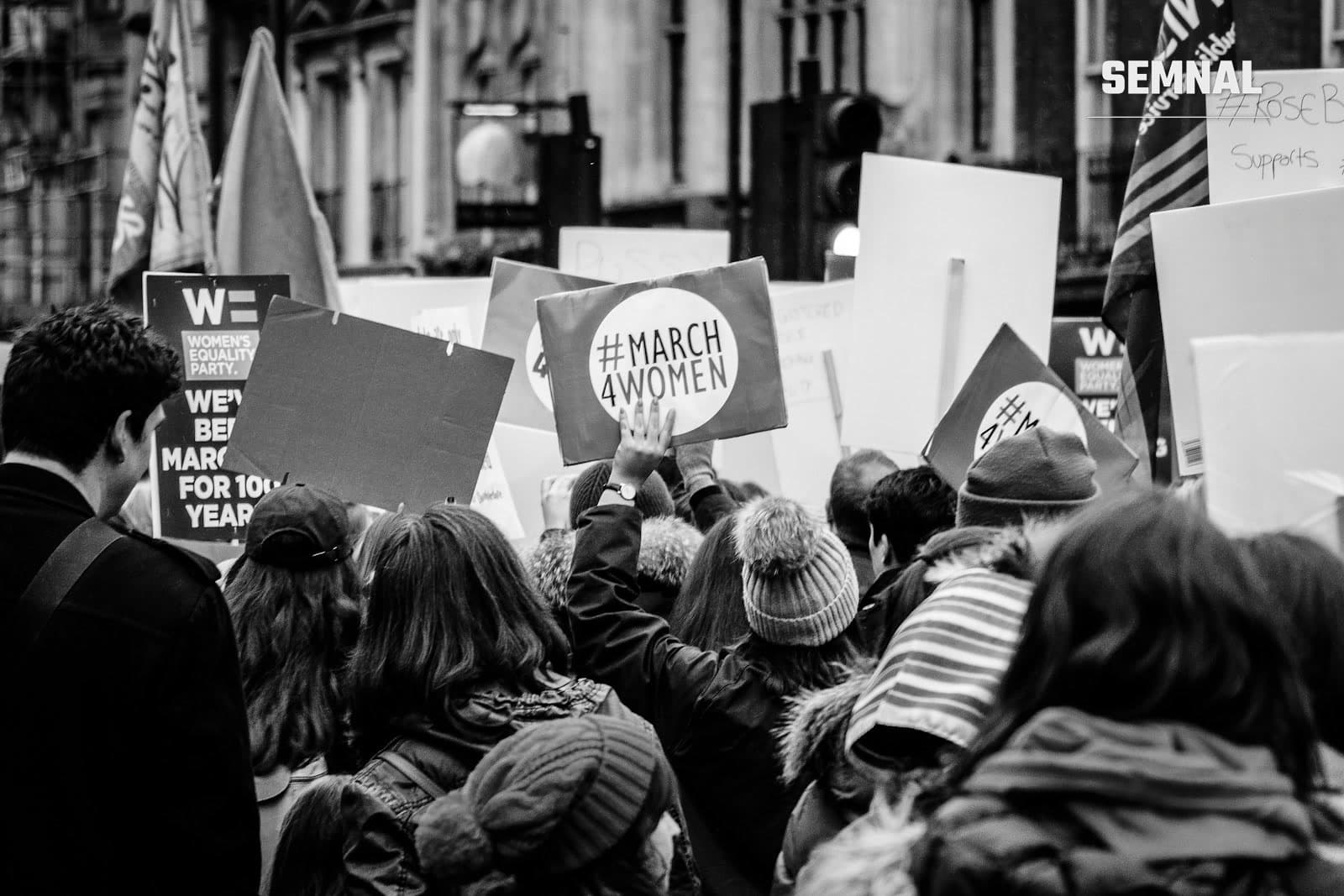 Oameni participând la un marș stradal pentru drepturile femeilor, imagine alb-negru (fotografie ilustrativă)