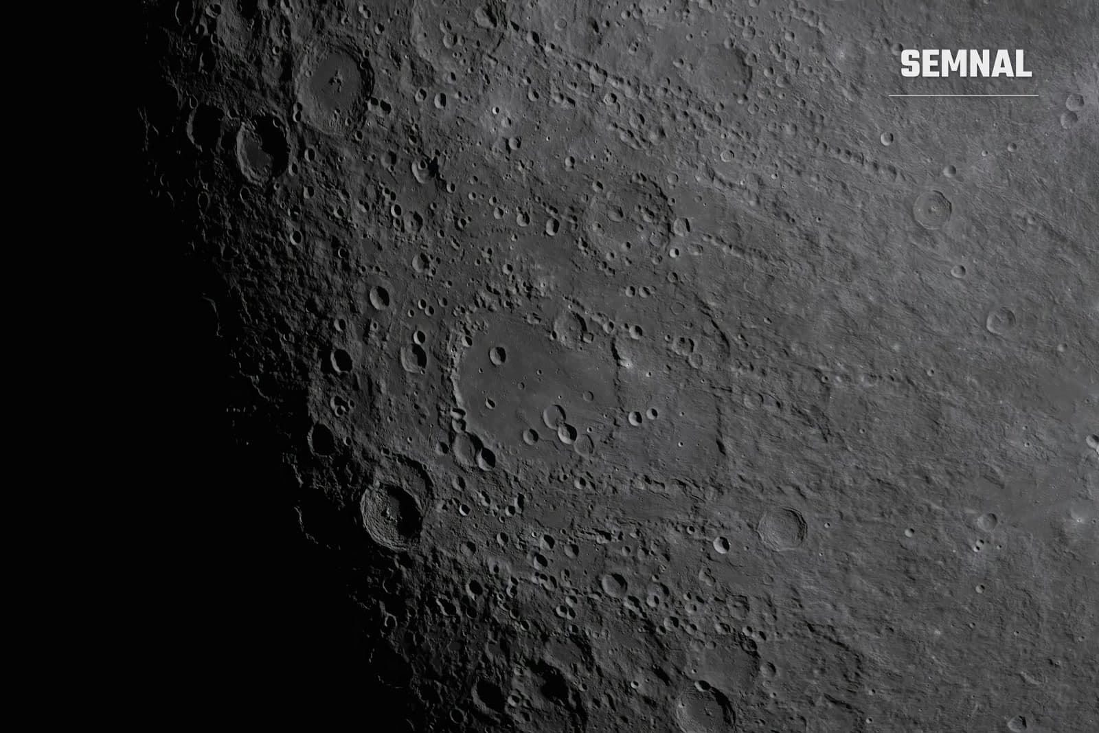 Suprafața craterizată a Lunii, imagine de arhivă NASA (fotografie ilustrativă, nu craterul McGetchin)