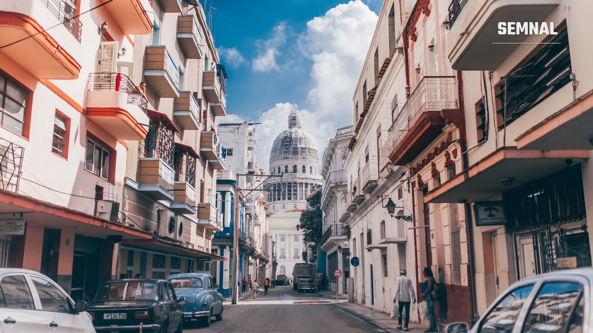 Stradă din Havana, Cuba, cu clădirea El Capitolio în fundal, imagine ilustrativă