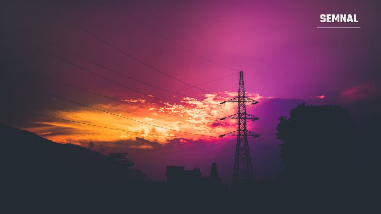 Piloni de electricitate la asfințit, imagine ilustrativă