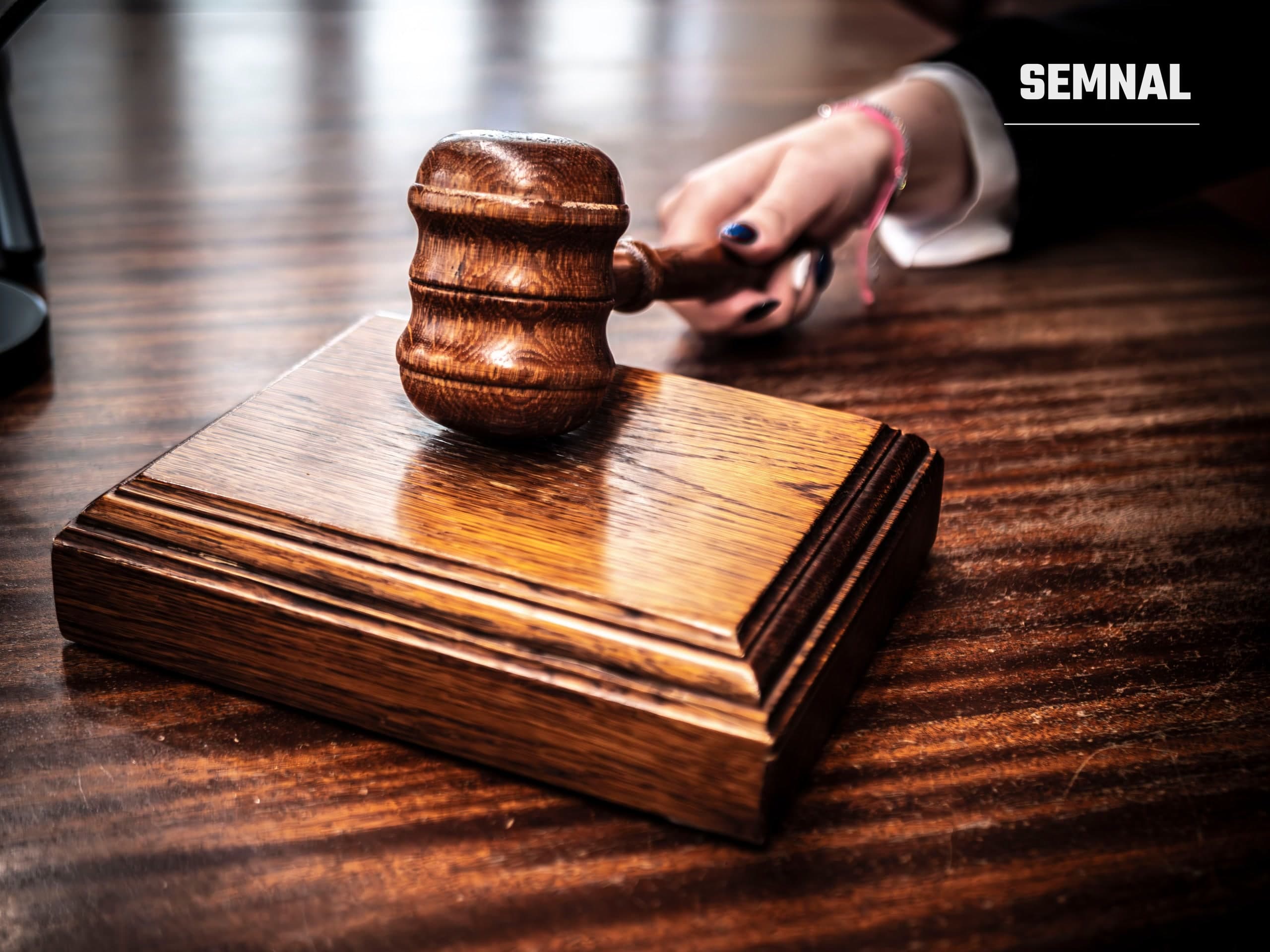 Ciocănel de judecător pe un birou, simbol al sistemului de justiție (Foto: SHOX ART / Pexels)