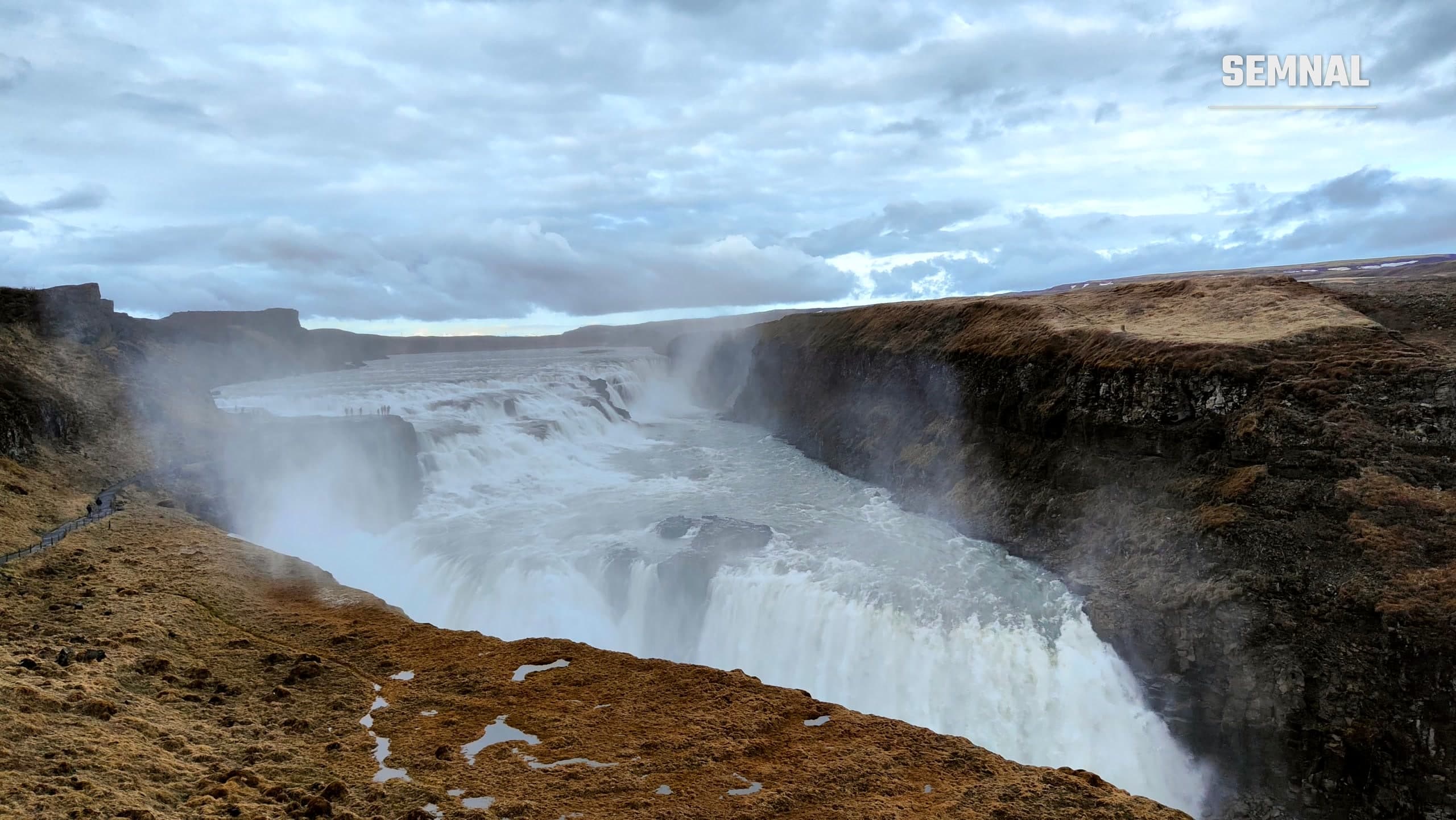 Cascada Gullfoss din Islanda, văzută de sus, cu apa spumegând pe mai multe trepte