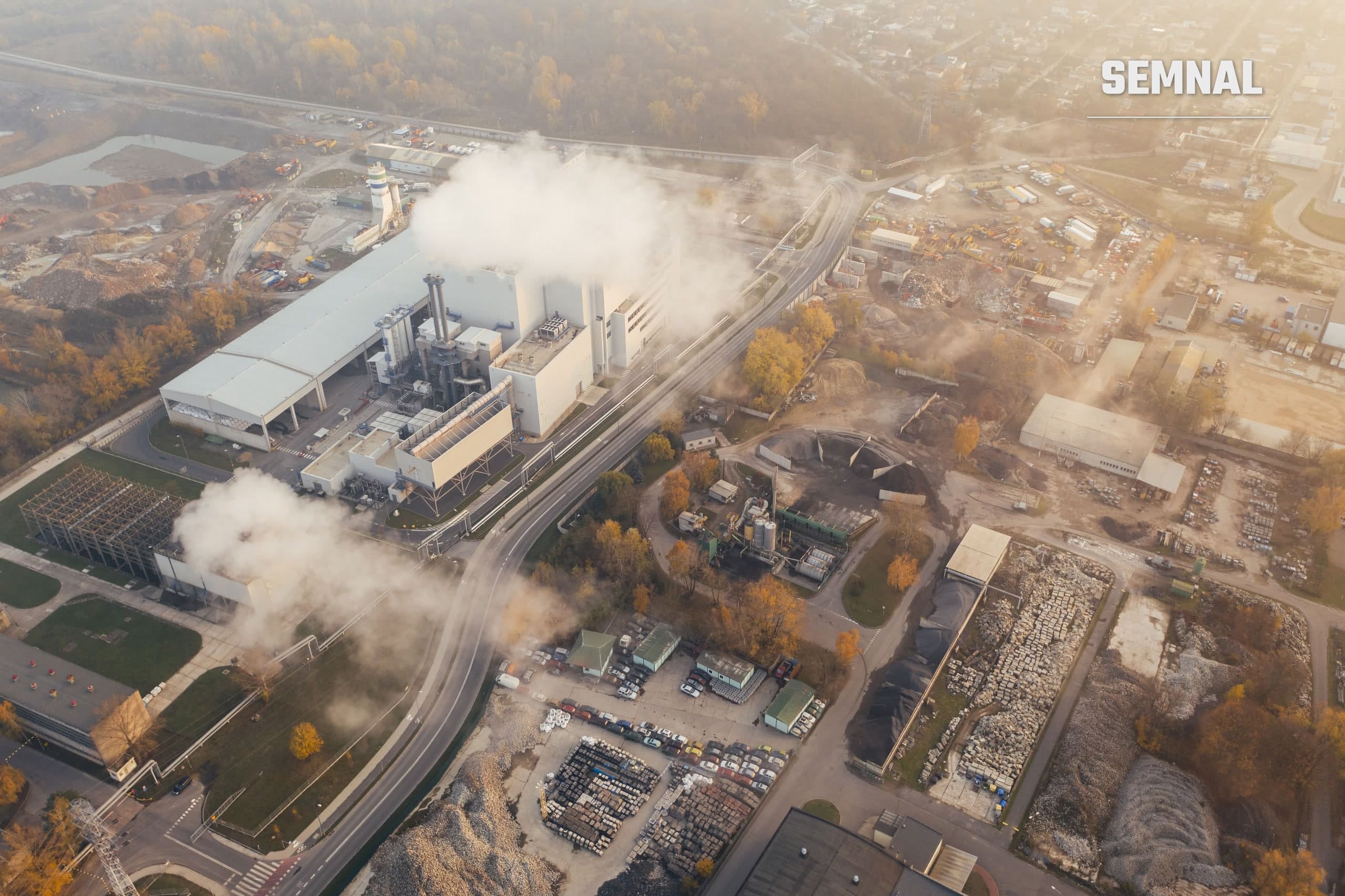Complex industrial cu fum, imagine ilustrativă