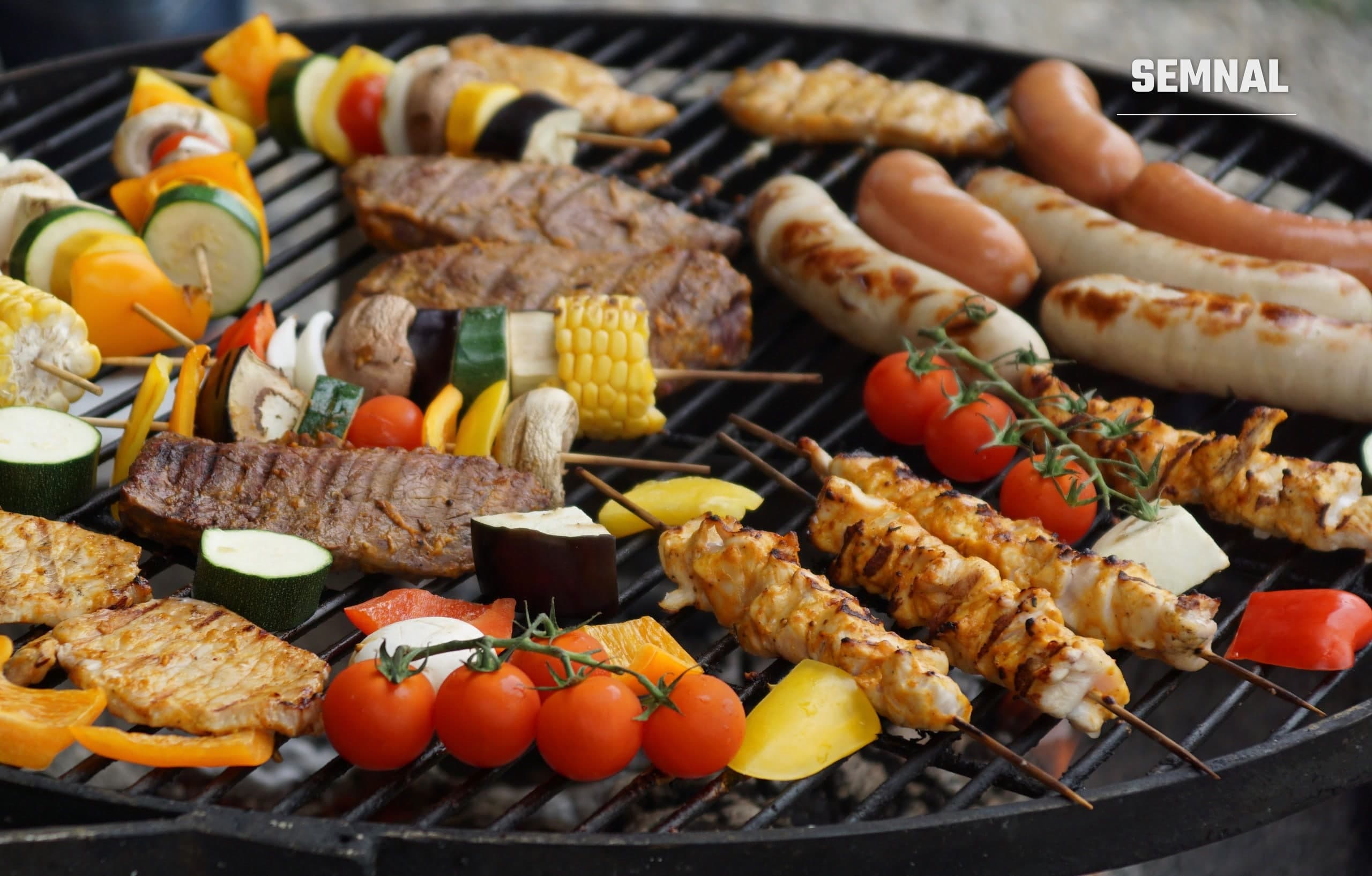 Grătar tradițional cu carne friptă, imagine ilustrativă