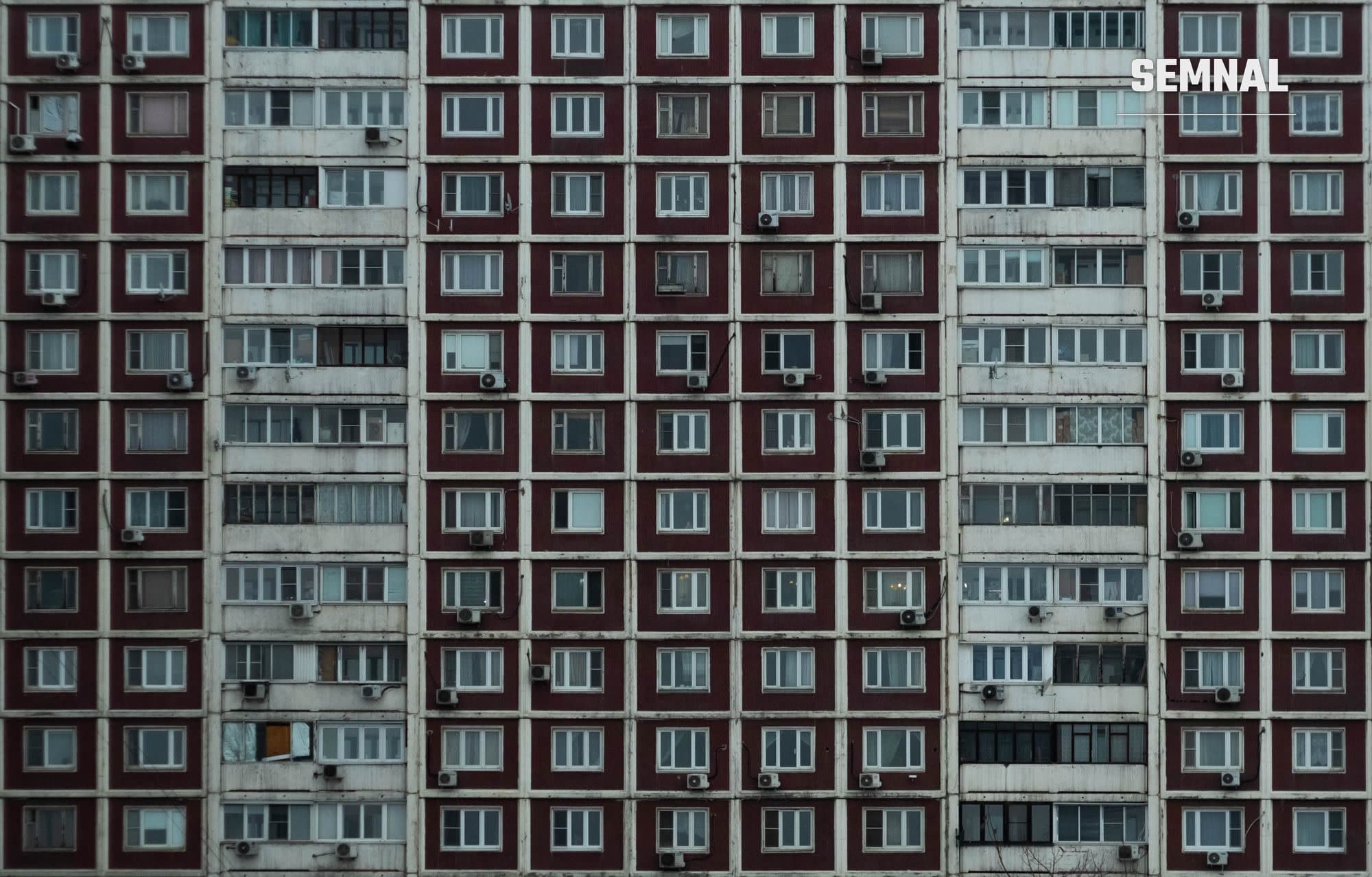 Bloc de locuințe cu ferestre și balcoane, imagine ilustrativă