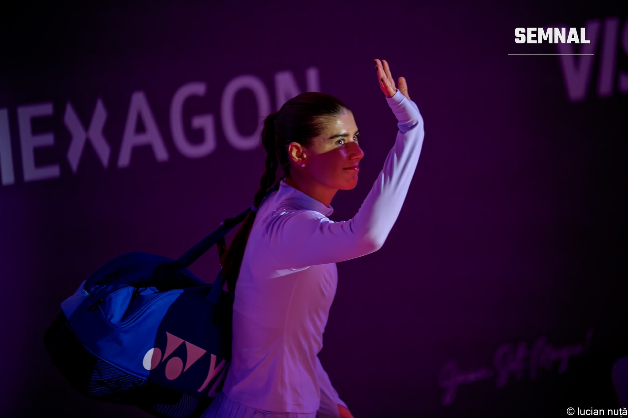 Sorana Cîrstea lovește mingea de pe fundul terenului, în meciul cu Kamilla Rakhimova de la Transylvania Open, turneul pe care avea să-l câștige în februarie 2026.