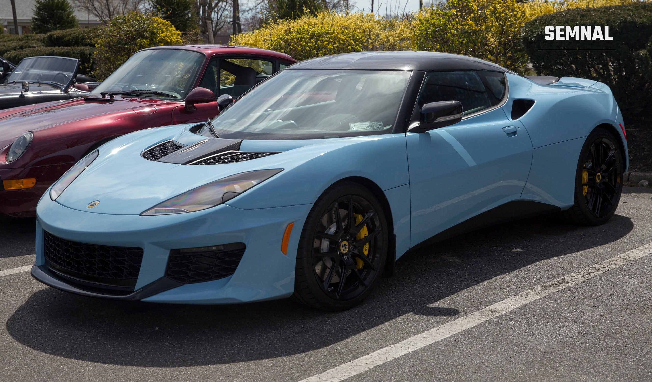 Lotus Evora 400 de culoare albastru-deschis, fotografiat la un eveniment auto din Statele Unite