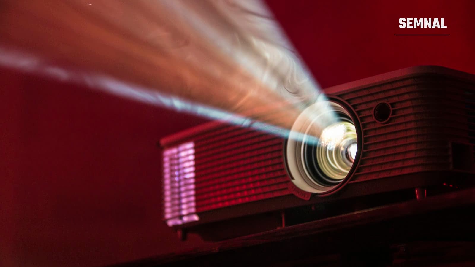 Fascicul de lumină emis de obiectivul unui videoproiector, în semiîntuneric
