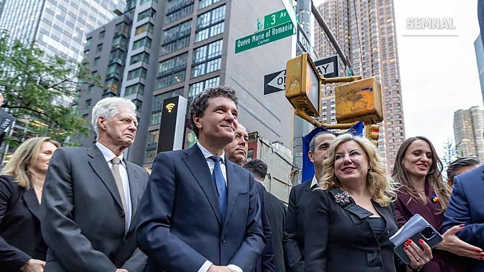 Nicușor Dan, alături de oficiali și membri ai comunității românești, sub plăcuța Queen Marie of Romania Corner din New York