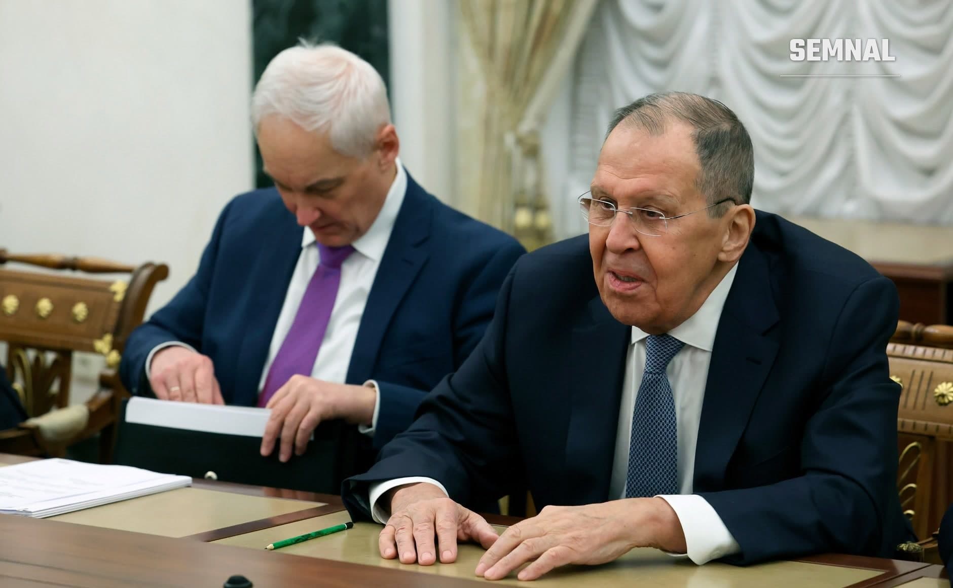 Serghei Lavrov, ministrul rus de externe, vorbește la o masă oficială alături de ministrul rus al apărării Andrei Belousov, într-o sală a Kremlinului, în februarie 2026. (Foto: Kremlin.ru)