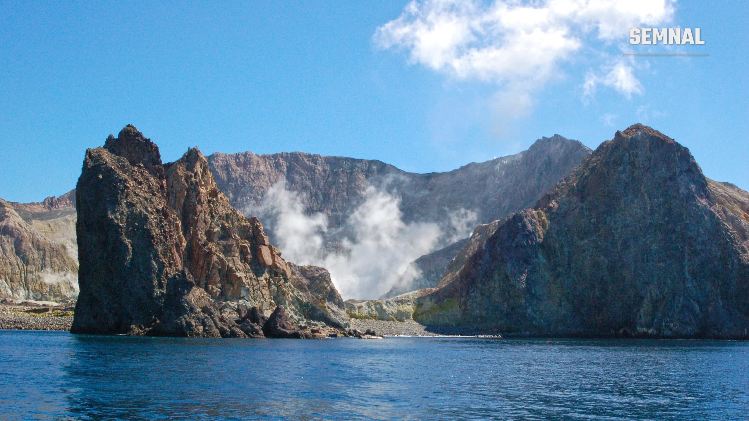 Vulcanul submarin Whakaari (White Island), Noua Zeelandă, fotografiat de pe mare, cu aburi ridicându-se din craterul aflat parțial sub apă