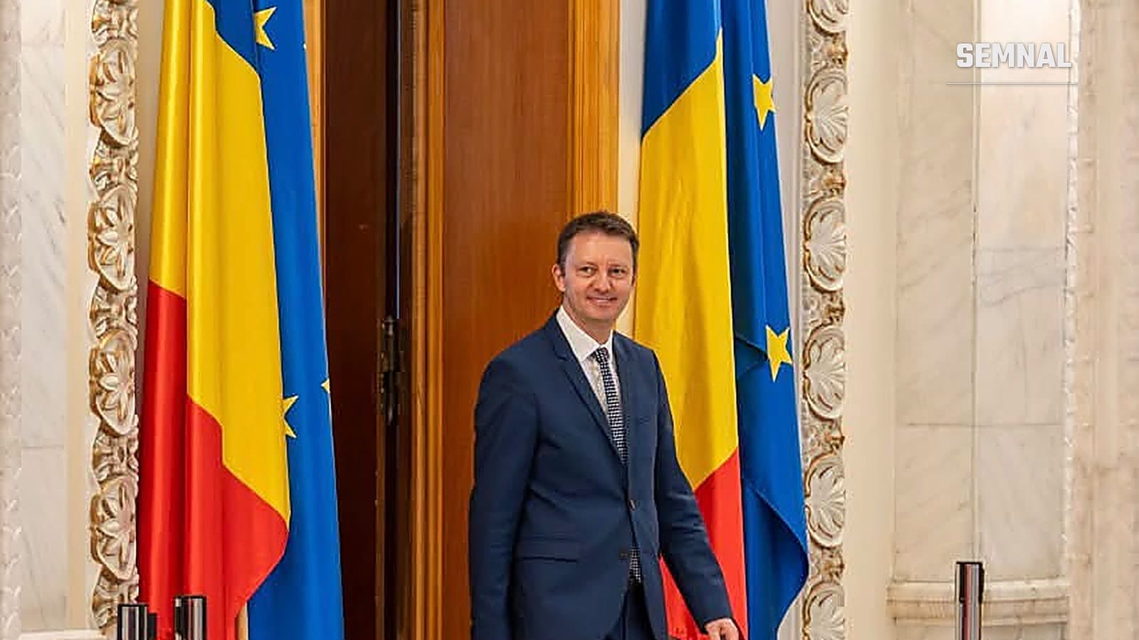 Siegfried Mureșan, între drapelele României și Uniunii Europene (Foto: Siegfried Mureșan)