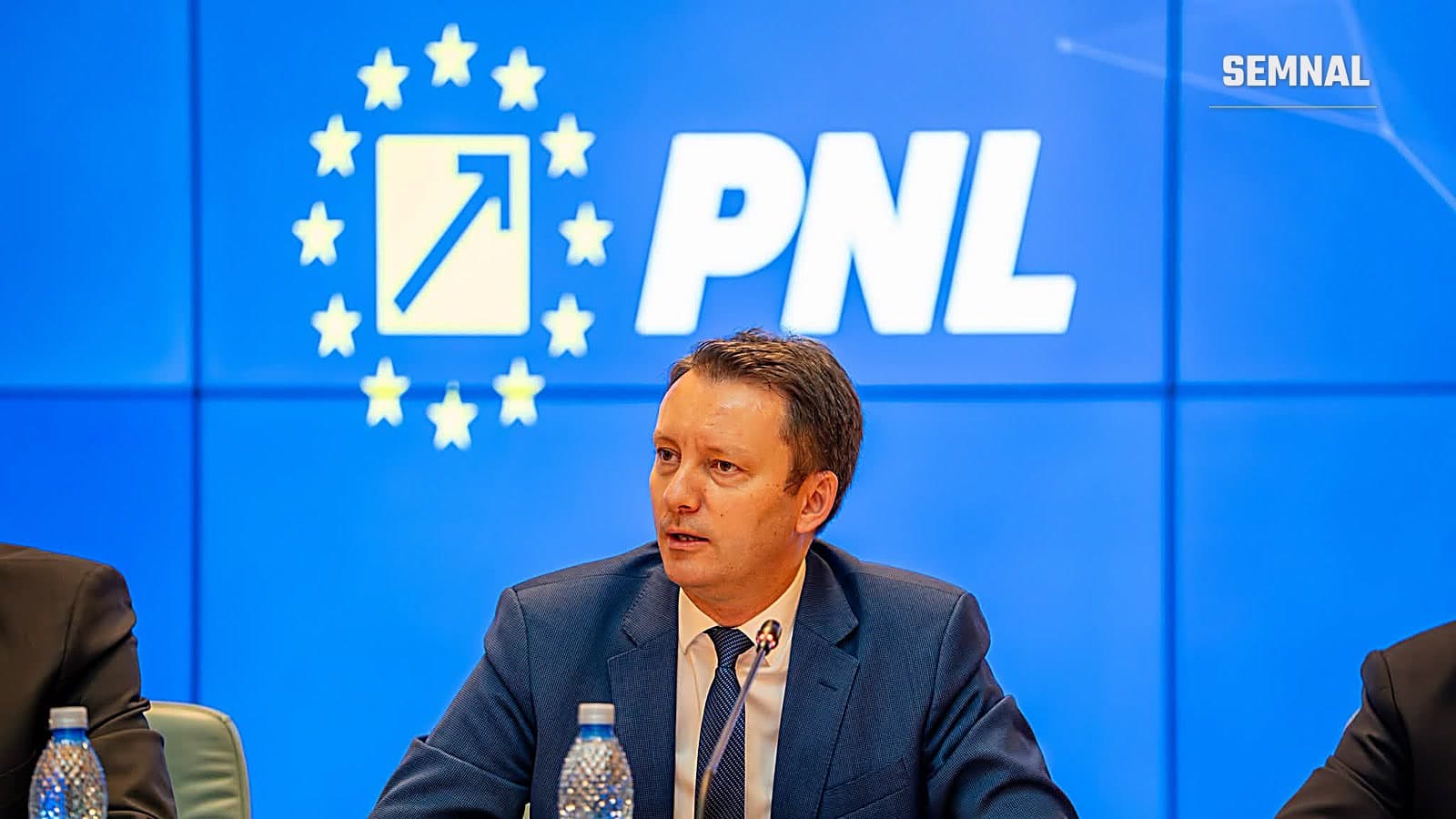 Siegfried Mureșan, vorbind la o reuniune PNL, în fața siglei partidului (Foto: Siegfried Mureșan)