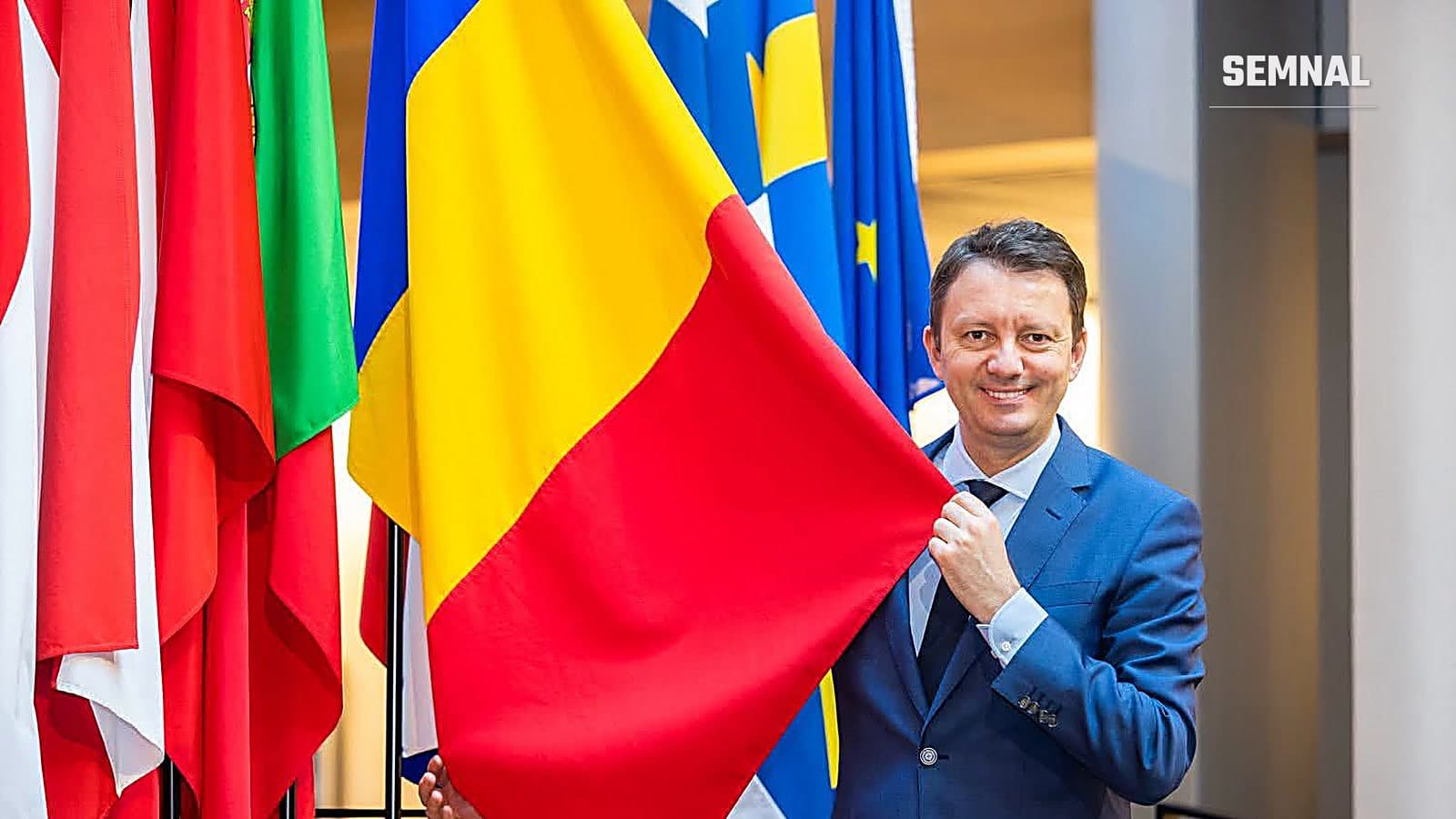 Siegfried Mureșan, zâmbind și ținând drapelul României, printre drapelele statelor europene (Foto: Siegfried Mureșan)