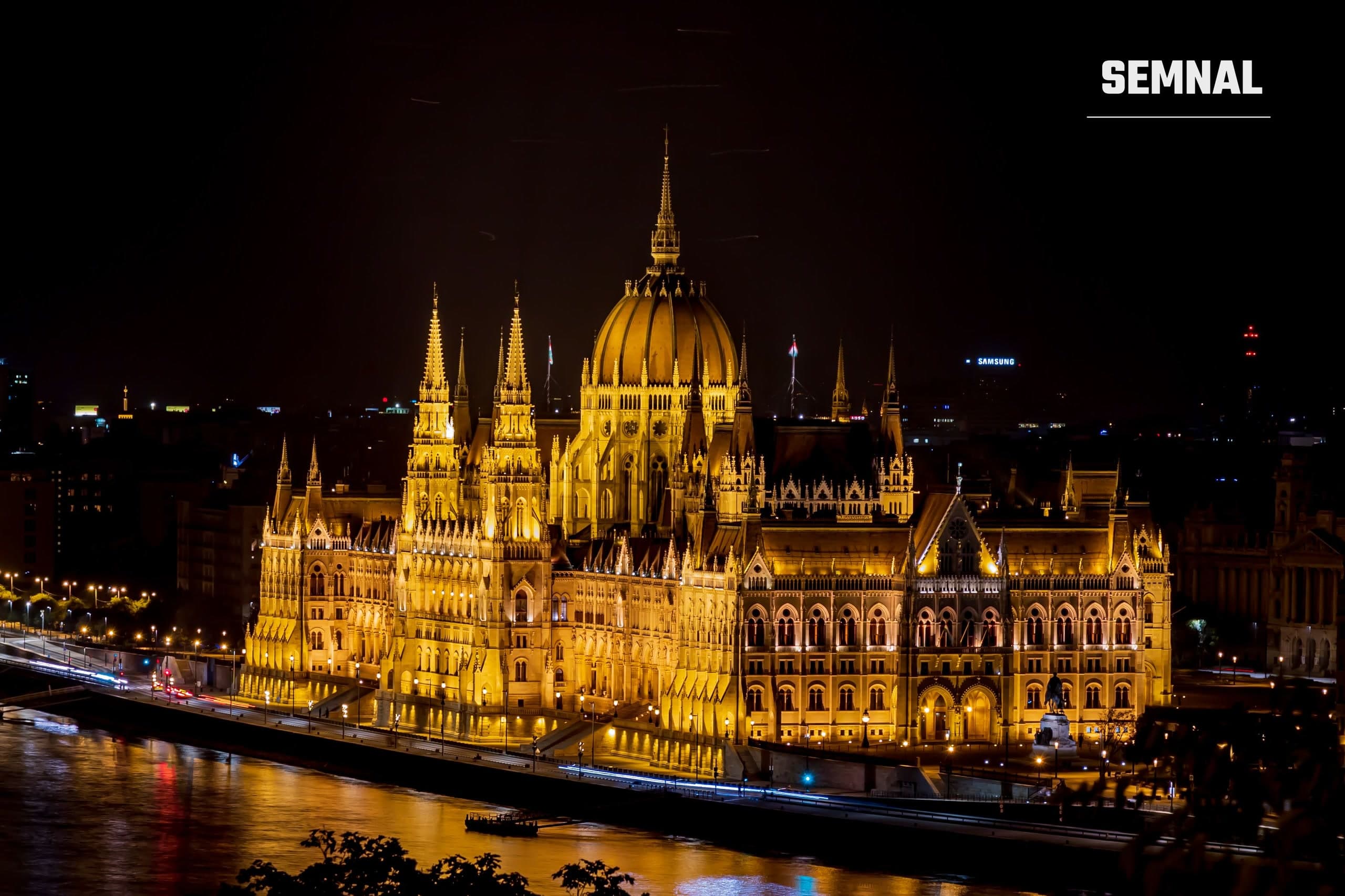 Clădirea Parlamentului din Budapesta, pe malul Dunării