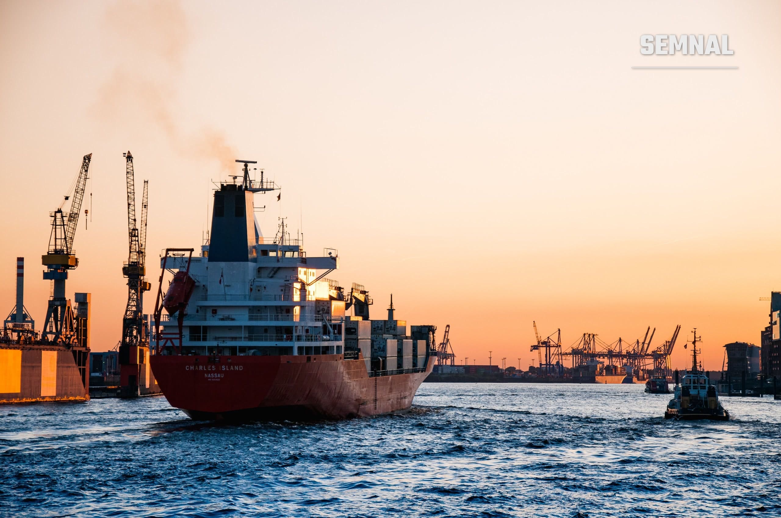 Navă comercială într-un port, imagine ilustrativă pentru comerțul maritim