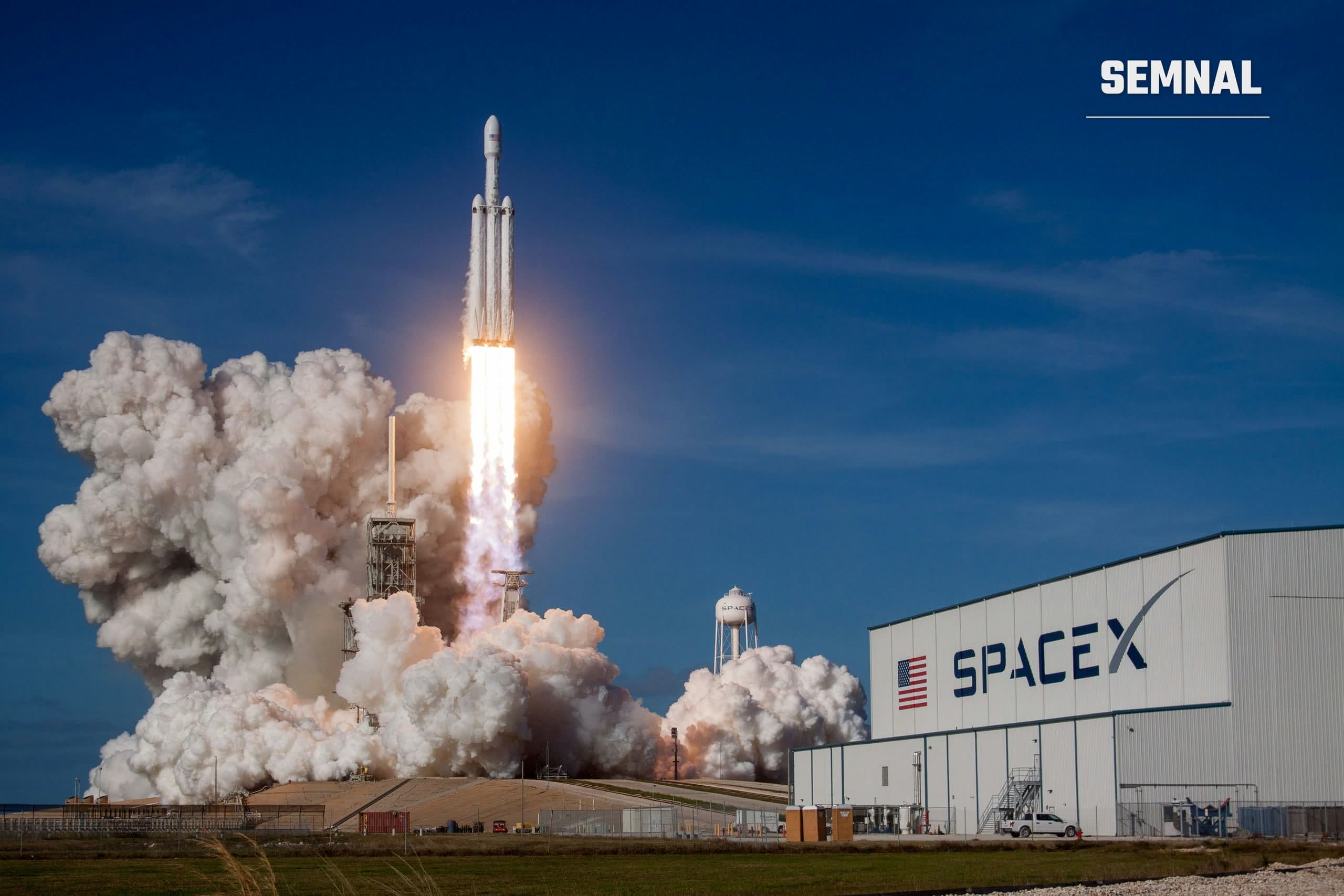 Rachetă SpaceX în timpul lansării, imagine ilustrativă