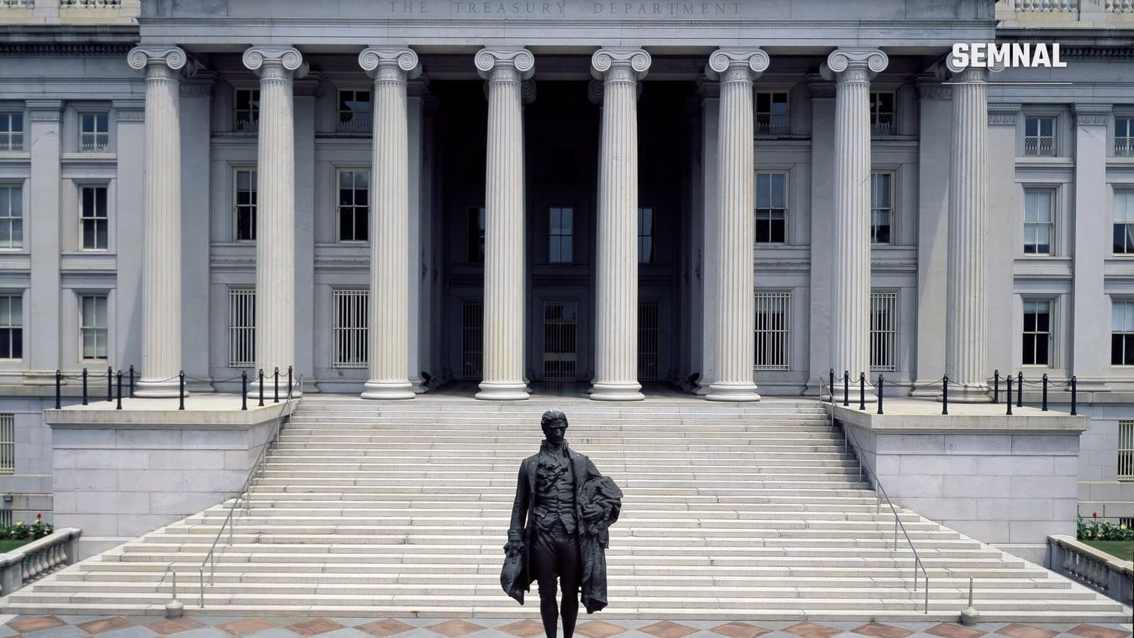Fațada Departamentului Trezoreriei SUA din Washington, cu coloane ionice și statuia lui Alexander Hamilton în fața treptelor de la intrare