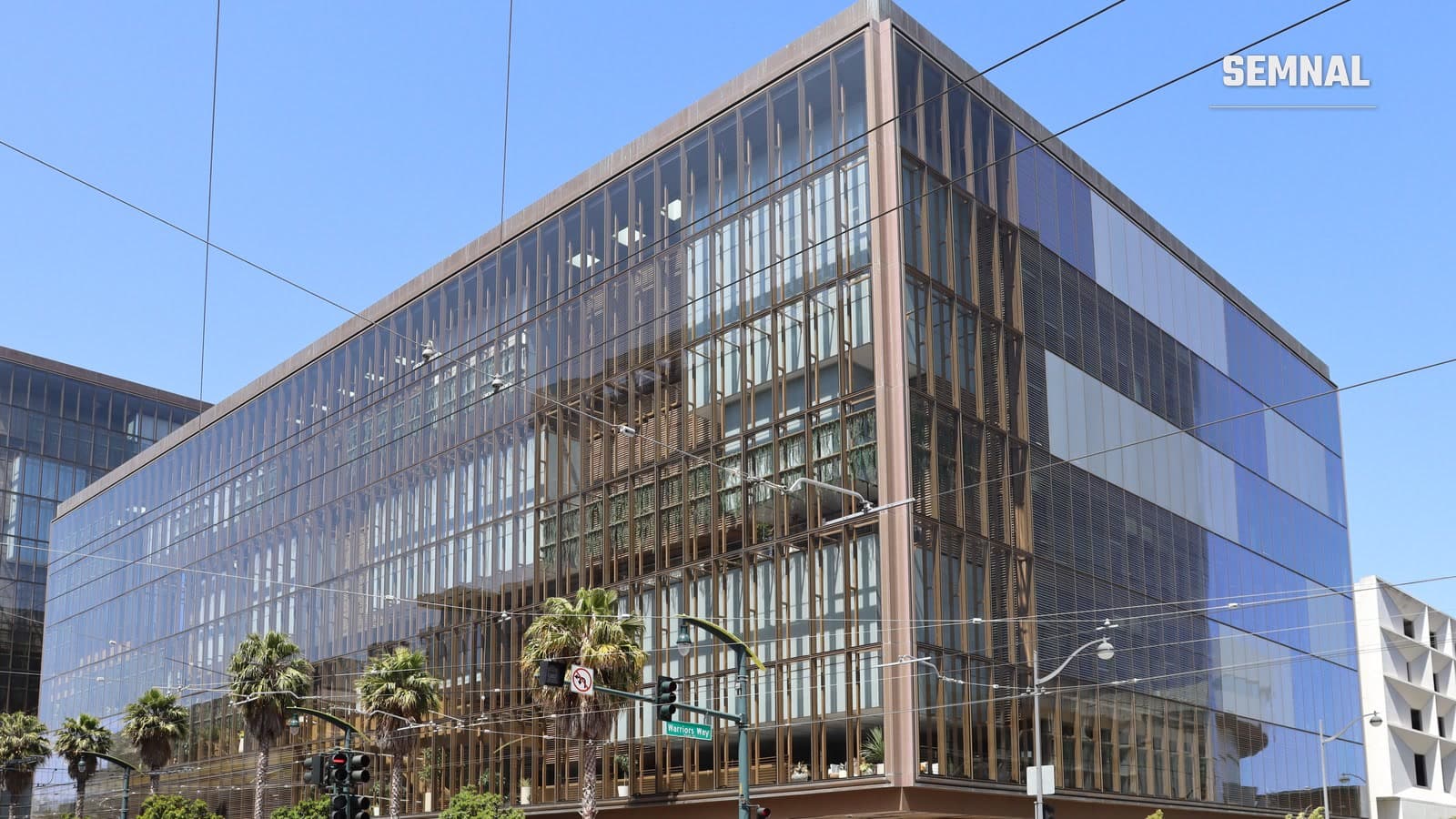 Clădirea de birouri din 1515 Third Street, Mission Bay, San Francisco, cu fațadă de sticlă și palmieri în față, sediul OpenAI la momentul fotografierii
