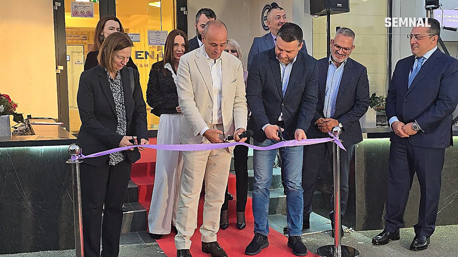 Tăierea panglicii la inaugurarea Enayati Family Hospital din nordul Bucureștiului