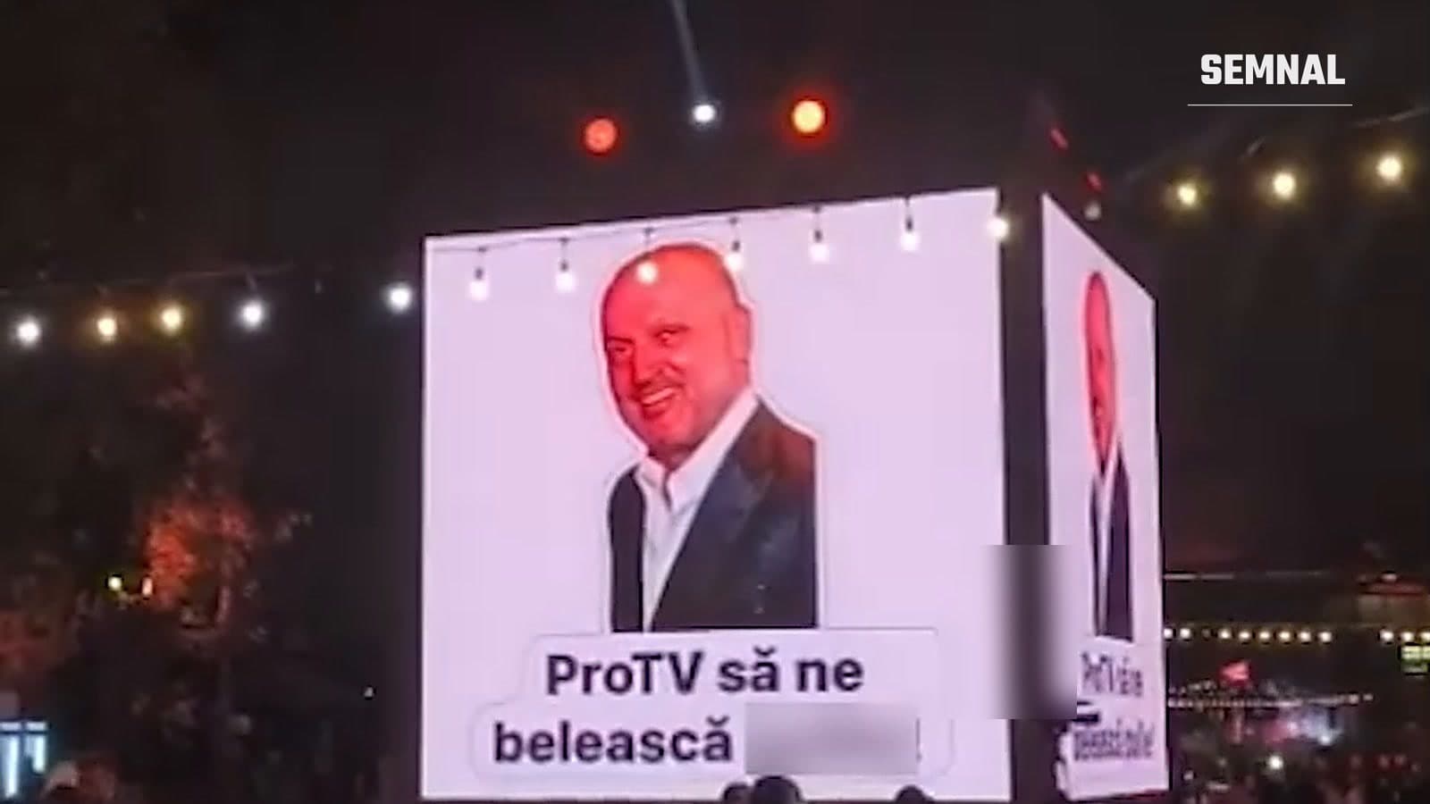 Ecranele de la petrecerea Antena 1 de la Buftea, cu fotografia lui Sorin Alexandrescu și mesajul la adresa ProTV, parțial cenzurat