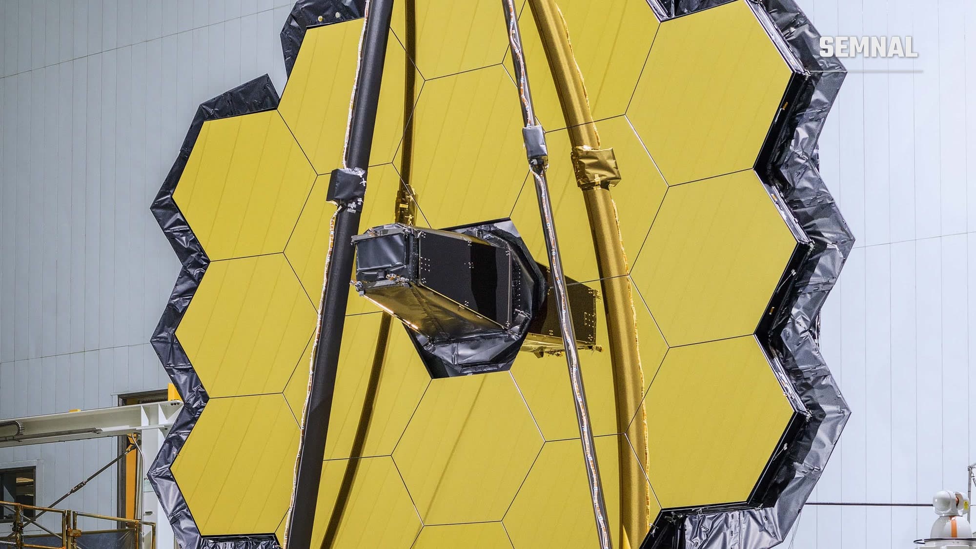 Oglinda primară a telescopului spațial James Webb, formată din segmente hexagonale acoperite cu aur, într-o cameră curată NASA