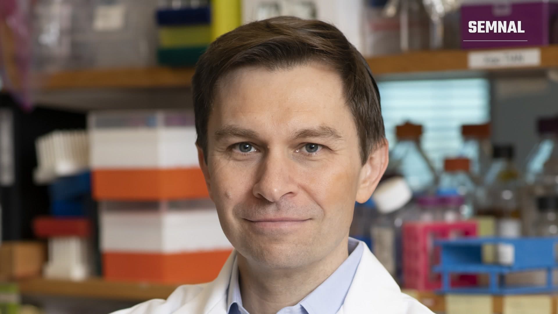 David Sinclair, cercetător la Harvard Medical School, în halat alb într-un laborator, într-o fotografie din 2020
