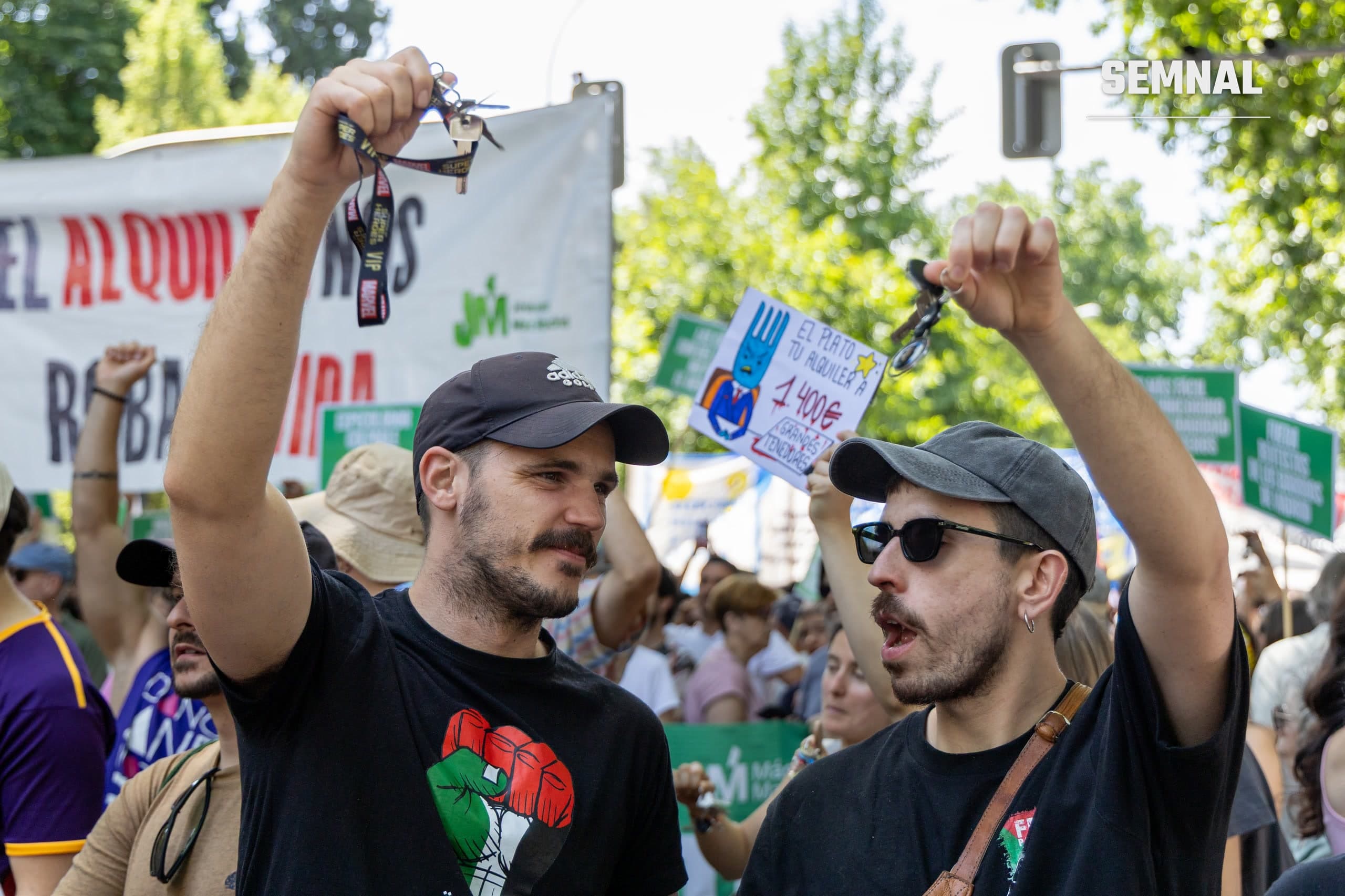 Manifestanți ridică cheile în aer pe Paseo del Prado, la un protest pentru dreptul la locuință din Madrid, în mai 2026. Foto: Barcex / Wikimedia Commons, CC BY-SA 4.0