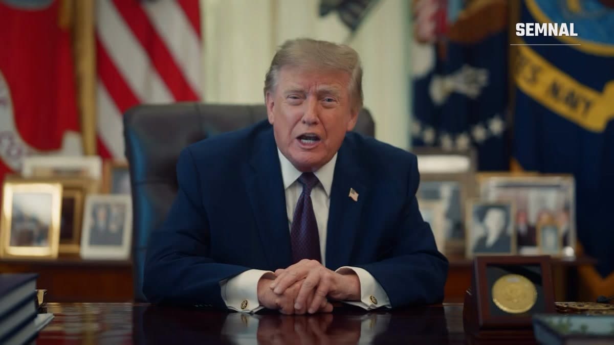 Donald Trump vorbind la biroul din Biroul Oval, cu drapele în fundal, în mesajul video publicat pe 3 octombrie 2026