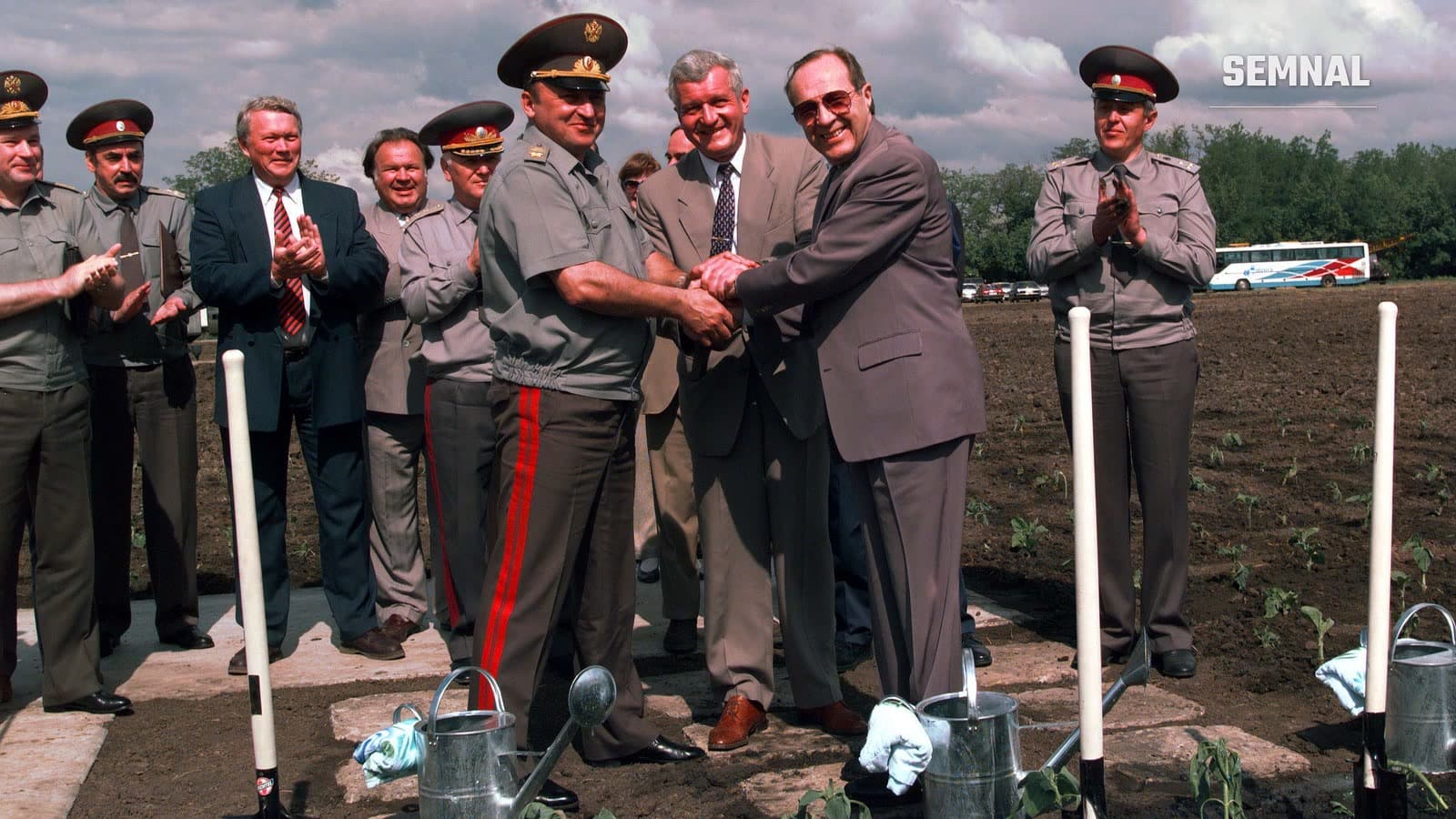 William Perry, Valeri Șmarov și Pavel Graciov își strâng mâinile pe locul unui siloz de rachete dezafectat de lângă Pervomaisk, în 1996
