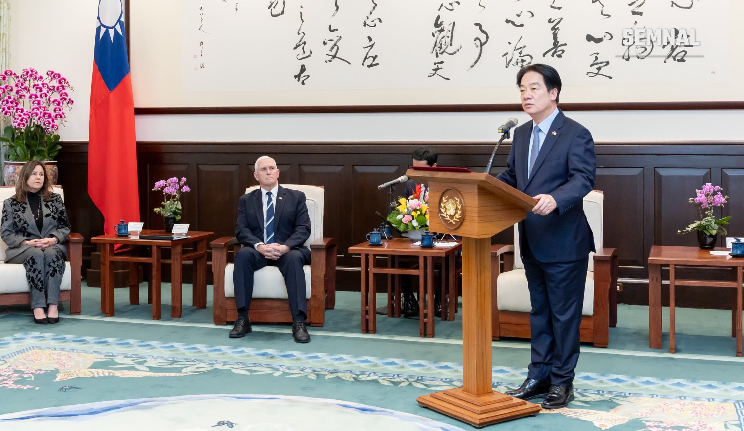 Președintele Taiwanului, Lai Ching-te, vorbind la pupitru în timpul întâlnirii cu fostul vicepreședinte american Mike Pence, la Taipei, în ianuarie 2025 (Foto: Biroul Președintelui Taiwanului / Wikimedia Commons, CC BY 2.0)