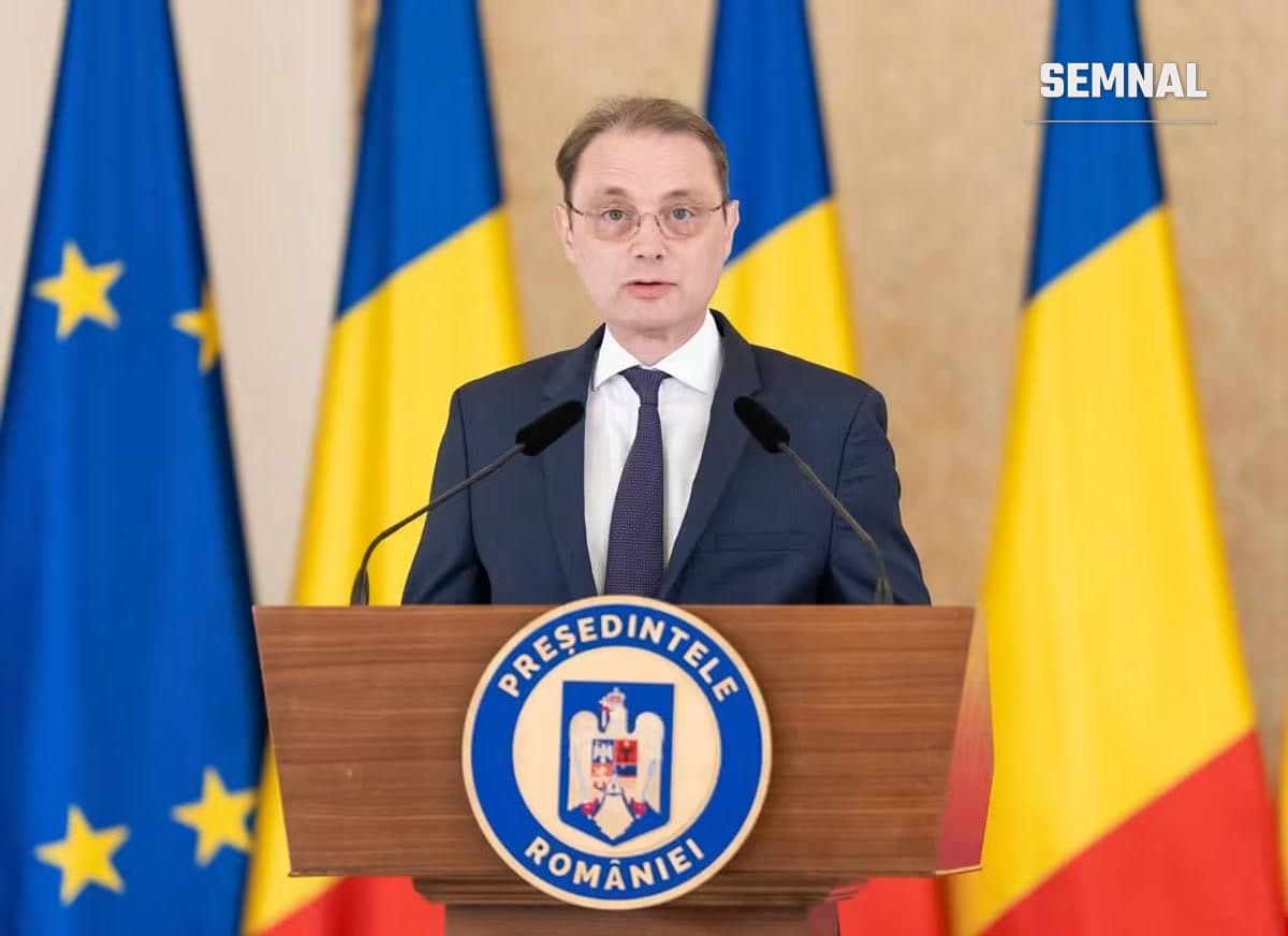 Luca Niculescu, premierul desemnat, vorbind la pupitrul Președinției României, la Palatul Cotroceni, în fața drapelelor României și UE