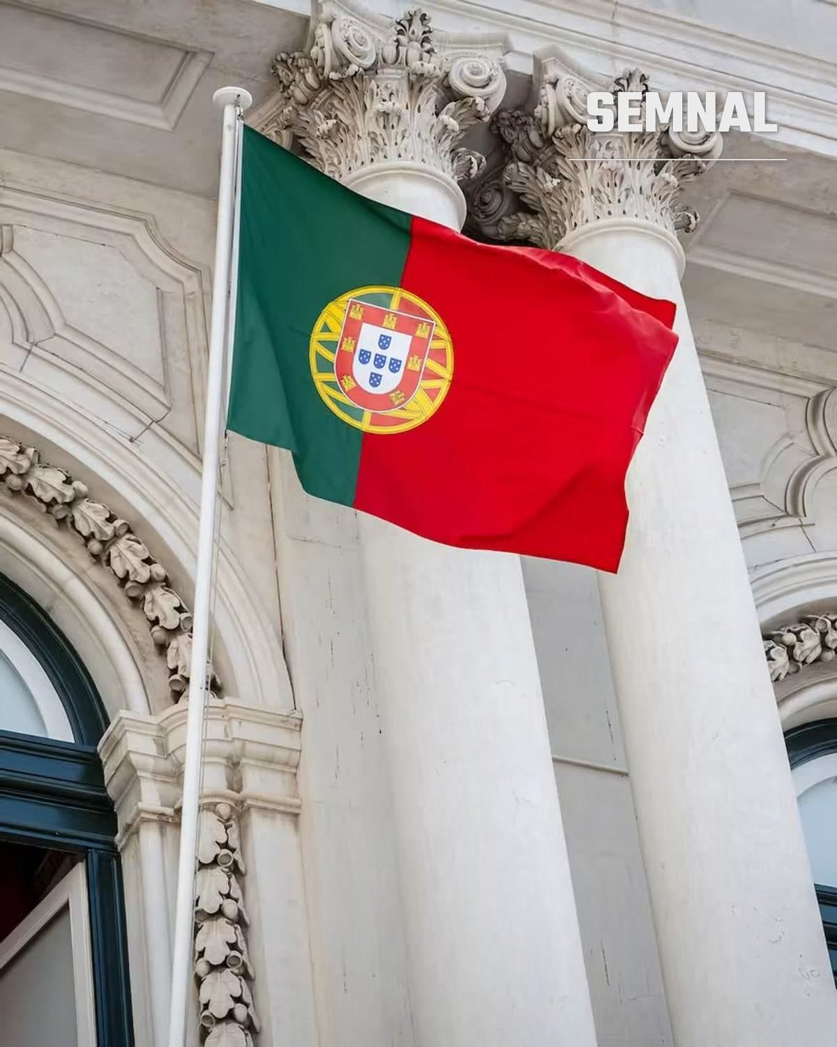 Drapelul Portugaliei arborat pe fațada clădirii Primăriei Lisabonei, în fața coloanelor cu capiteluri corintice (Foto: Câmara Municipal de Lisboa)