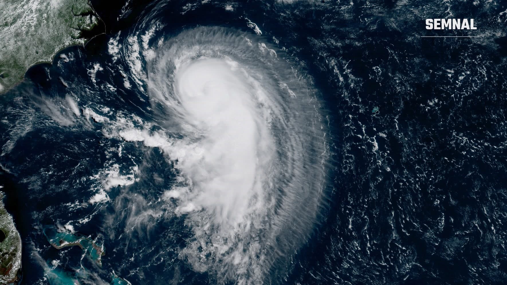 Imagine din satelit a unui uragan deasupra Oceanului Atlantic, cu coasta de sud-est a Statelor Unite în colțul din stânga; fotografie de arhivă din 2017