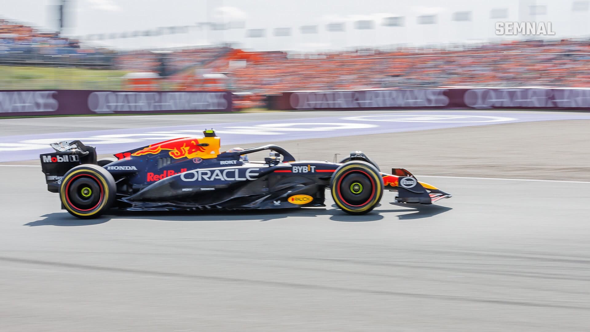 Fotografie de arhivă: monopostul Red Bull al lui Max Verstappen, fotografiat din profil în viteză, cu tribunele pline în fundal, la Marele Premiu al Olandei din 2024