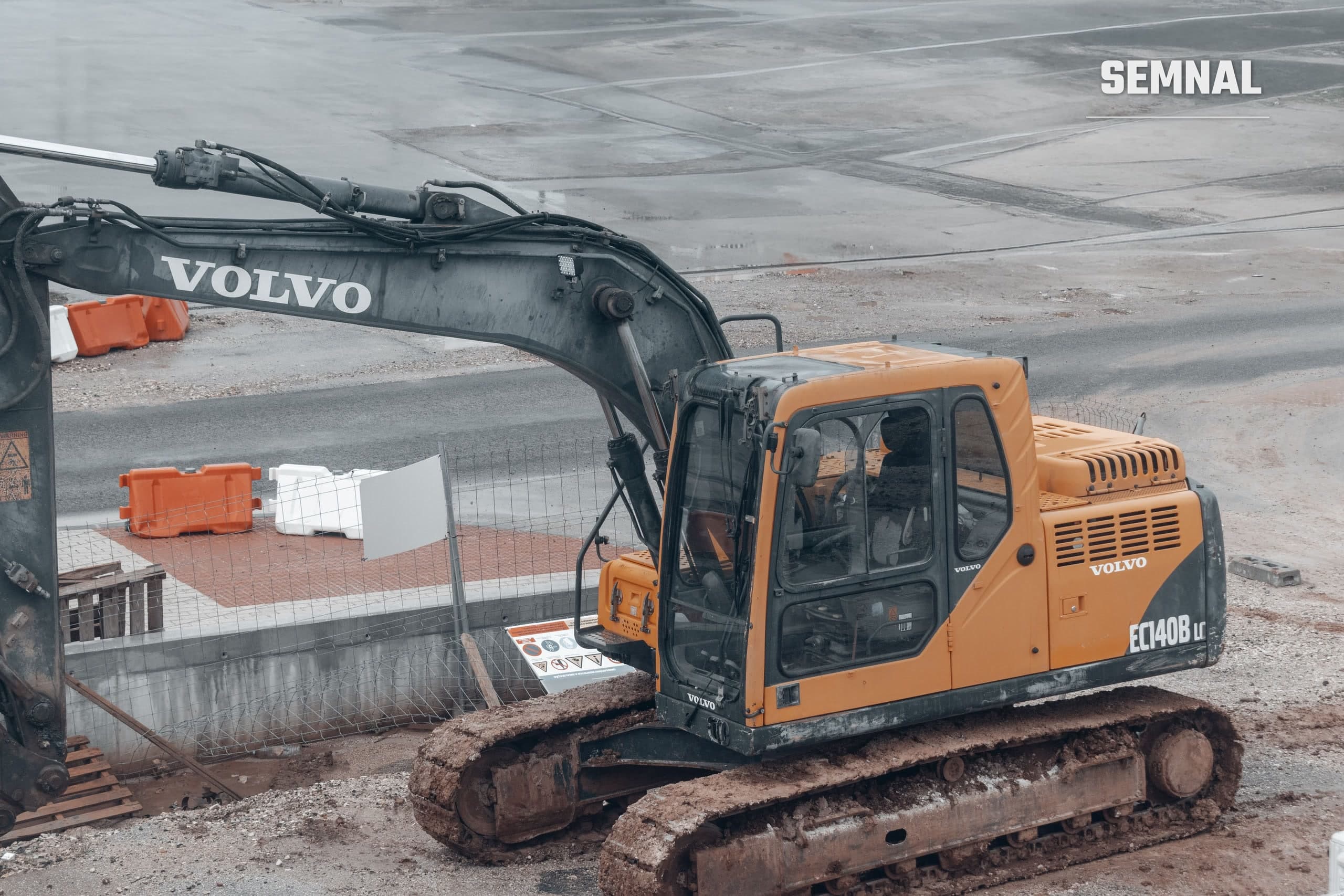 Excavator galben pe un șantier, imagine ilustrativă pentru un control la o exploatare de agregate minerale