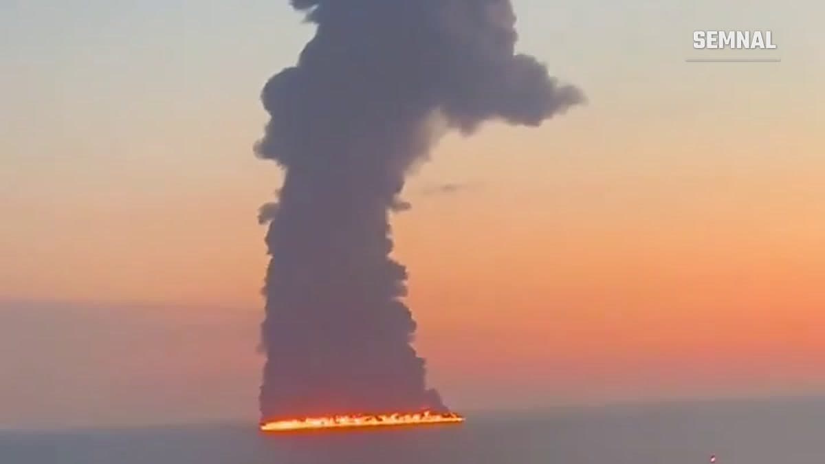 Coloană uriașă de fum negru deasupra unui incendiu la suprafața Mării Negre, la apus, în largul orașului Soci